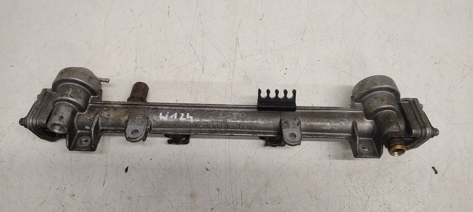 Rampe injection Mercedes W124 2,2