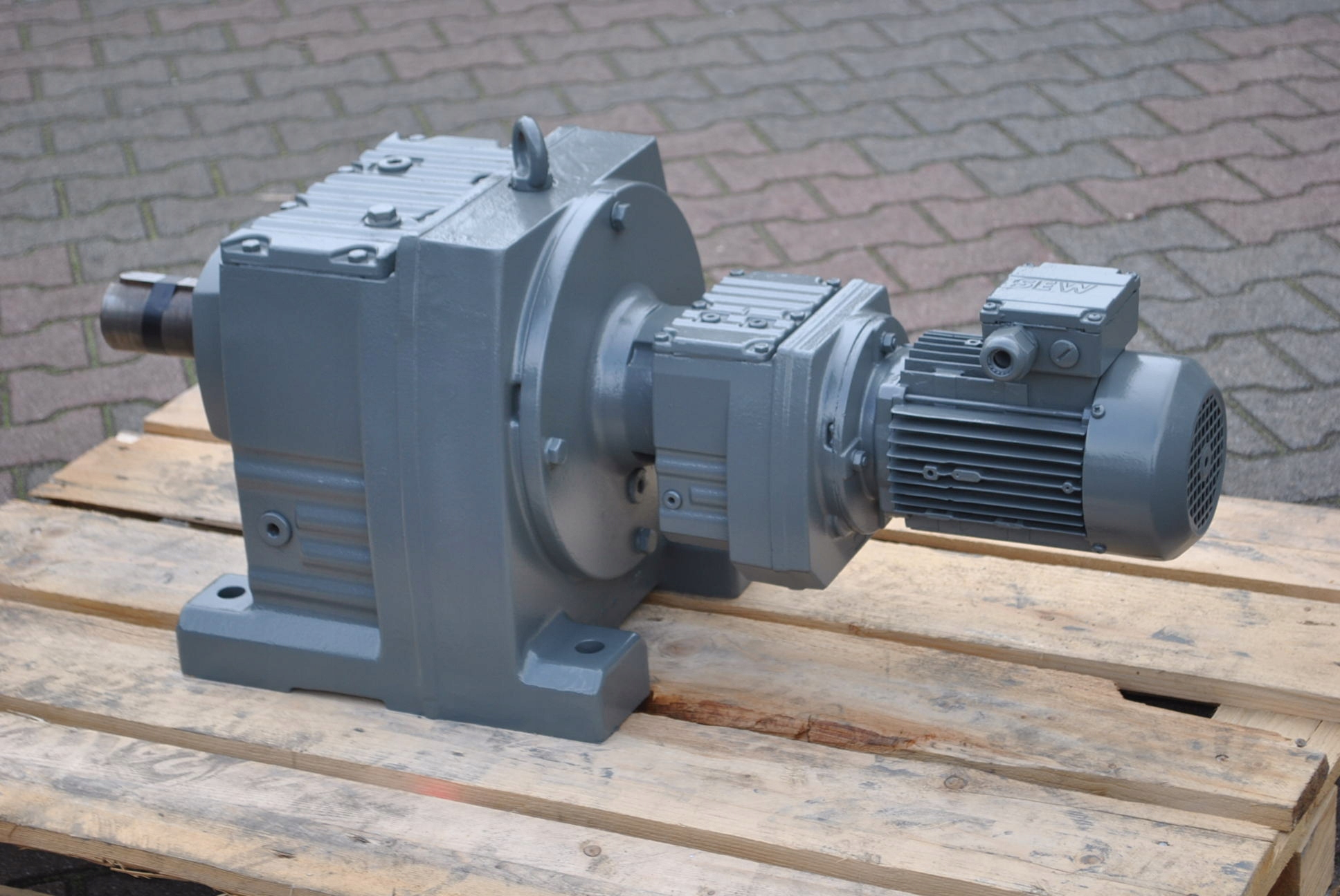 Motoreduktor 0.55kw. 1,1obr./min.. Firmy SEW-Eurodrive Kod producenta 64.01013635.01.0002.01.40