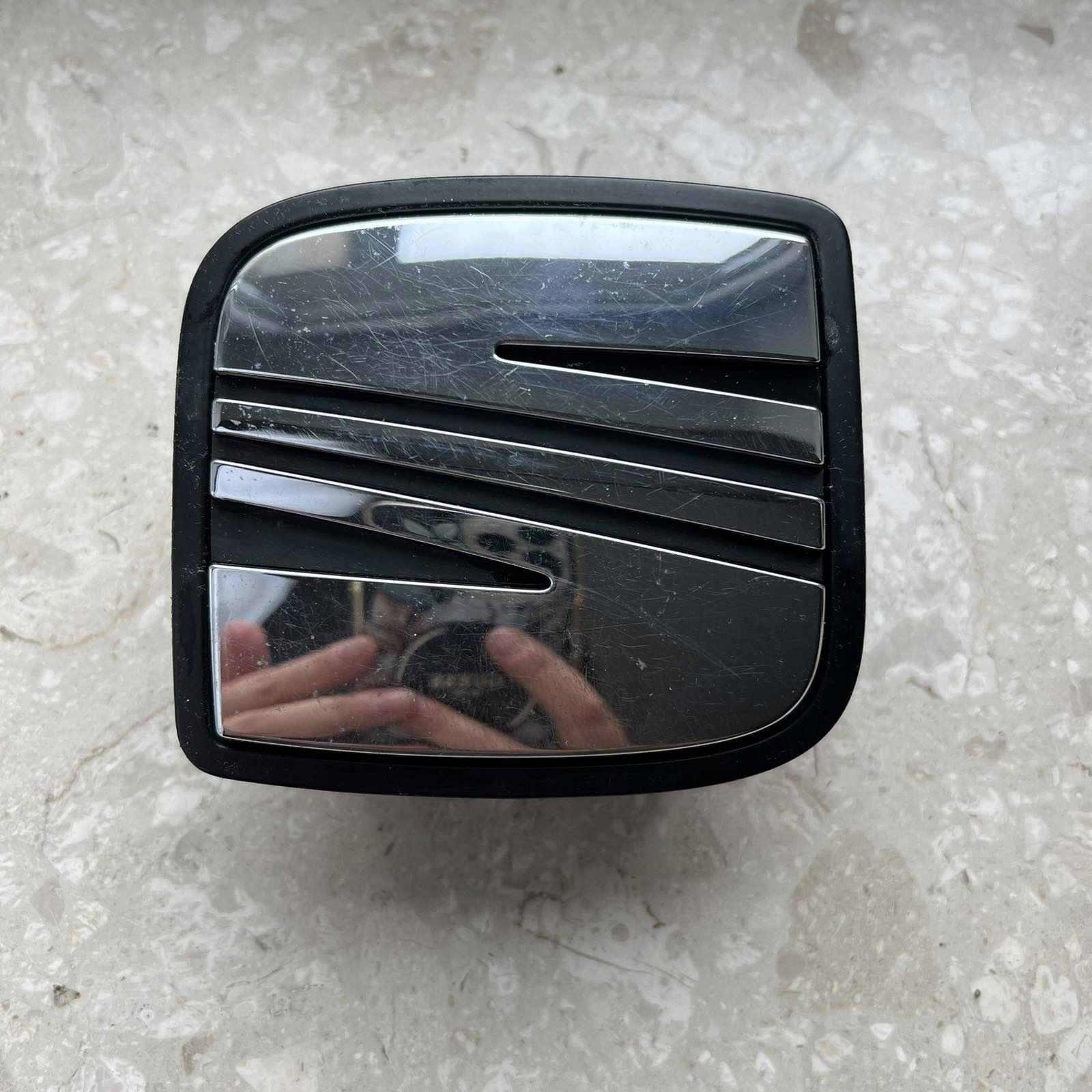 Seat Ibiza III logo handle bonnet 6L6827565C