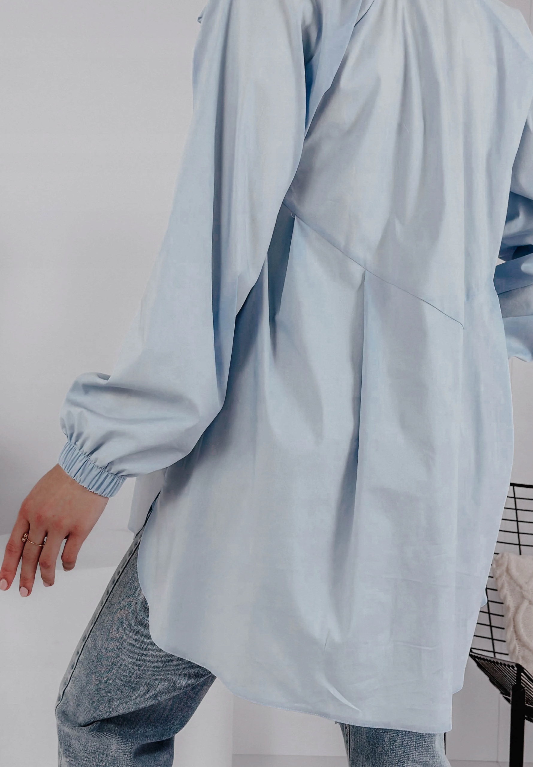 Koszula z odpinaną różą Nalani niebieska 2 Kolor niebieski