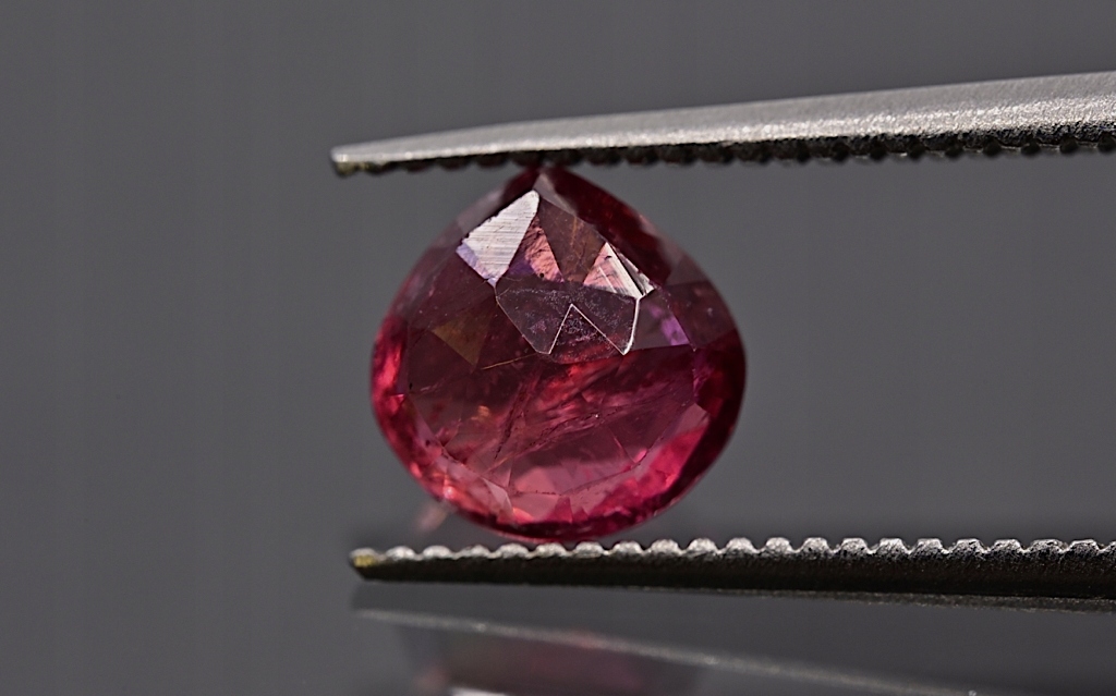 Turmalín oboustranně fasetovaný slza 6,2x6,2 mm