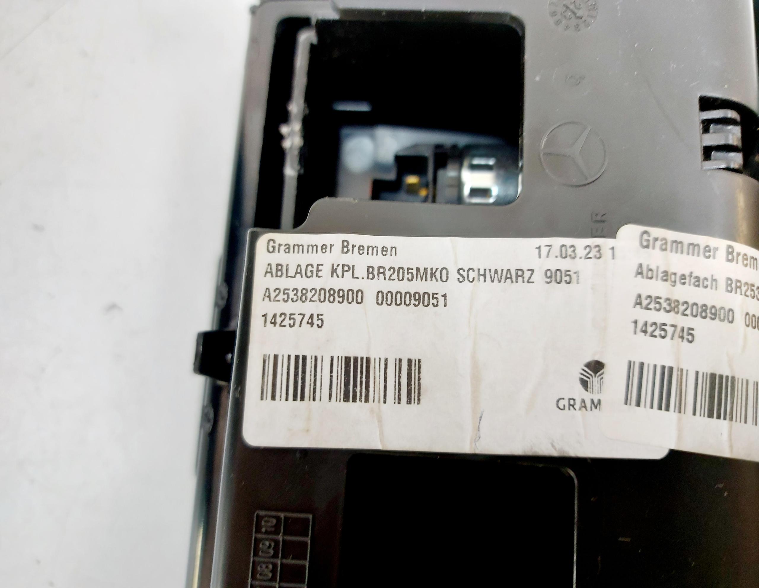 MERCEDES EQC N293 W293 23r. тунель середина подлокотник A2936801400