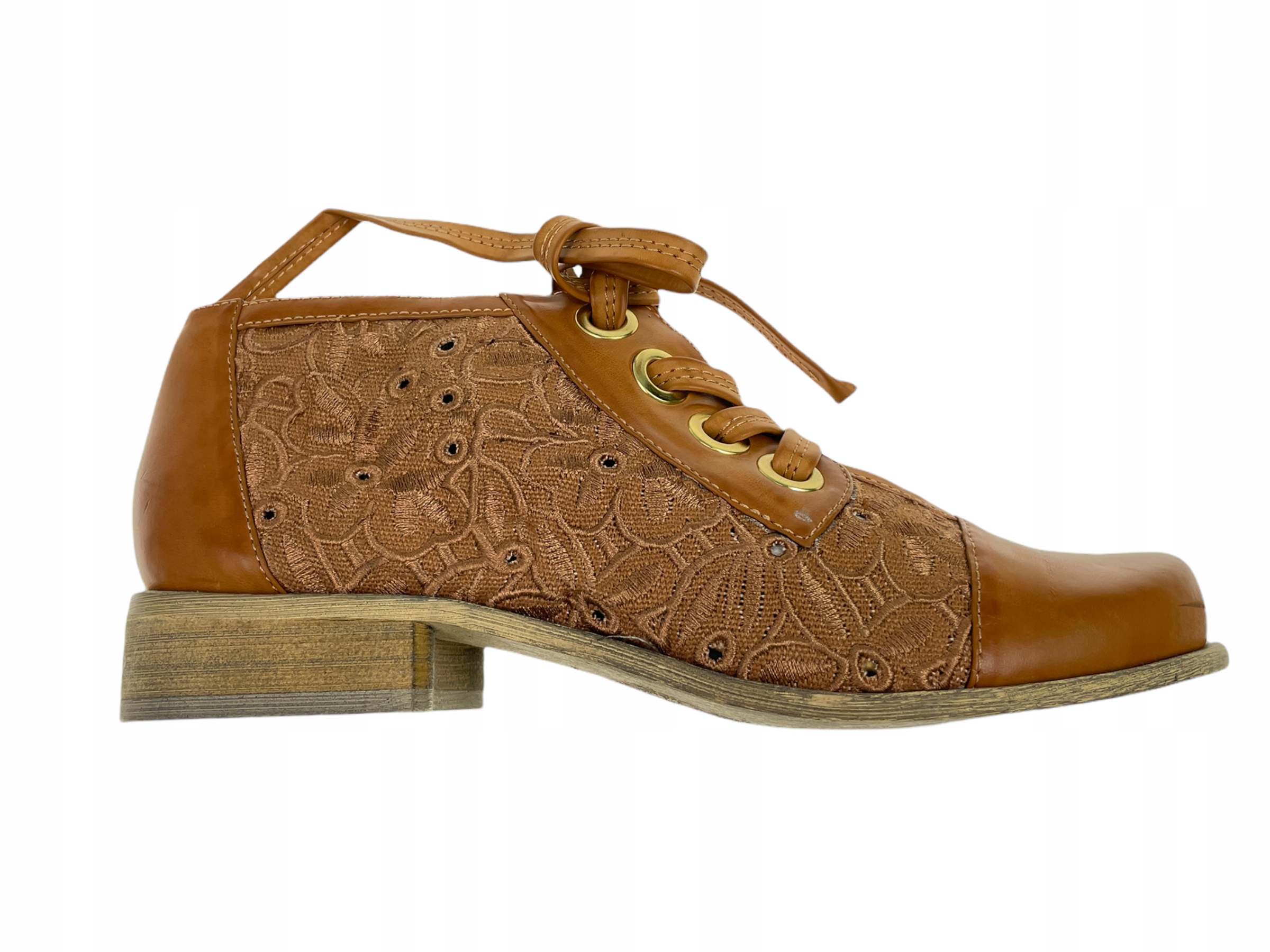 Brązowe półbuty sznurowane haftowane TwoLips 36