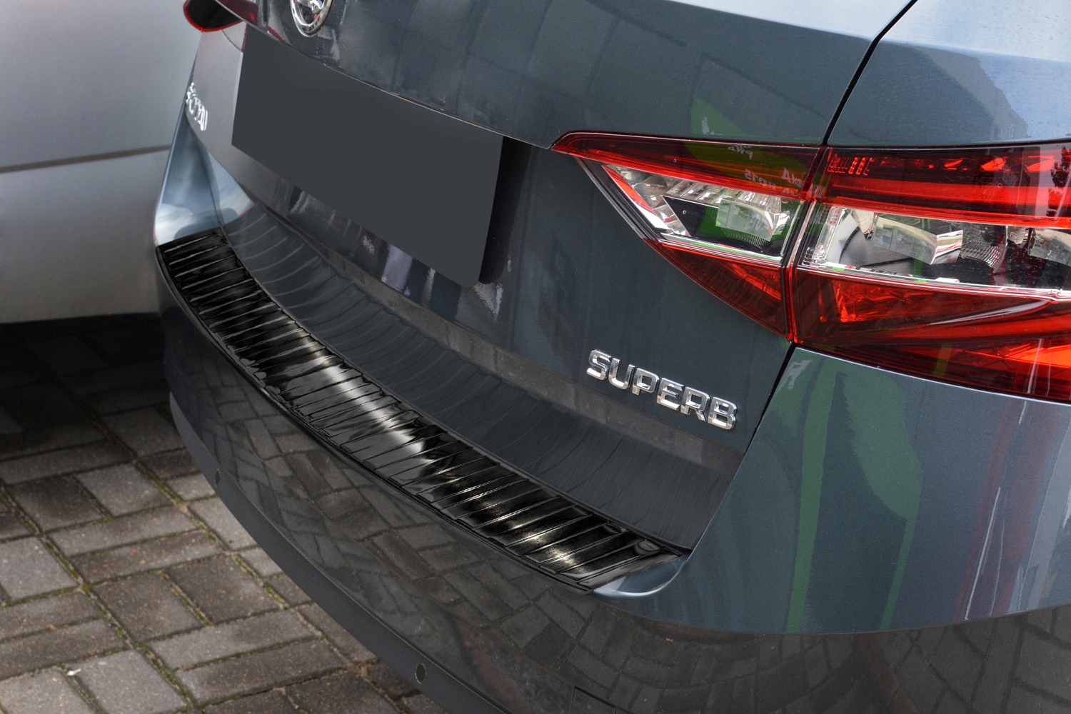 LISTWA NAKLADKA NA ZDERZAK SKODA SUPERB III KOMBI Installation side Rear
