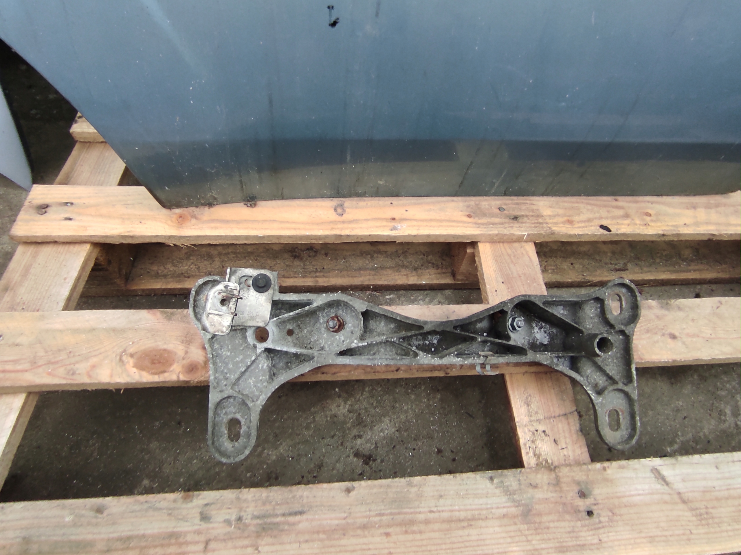 Stütze strebe Getriebe getriebe BMW E87 E81 6771064