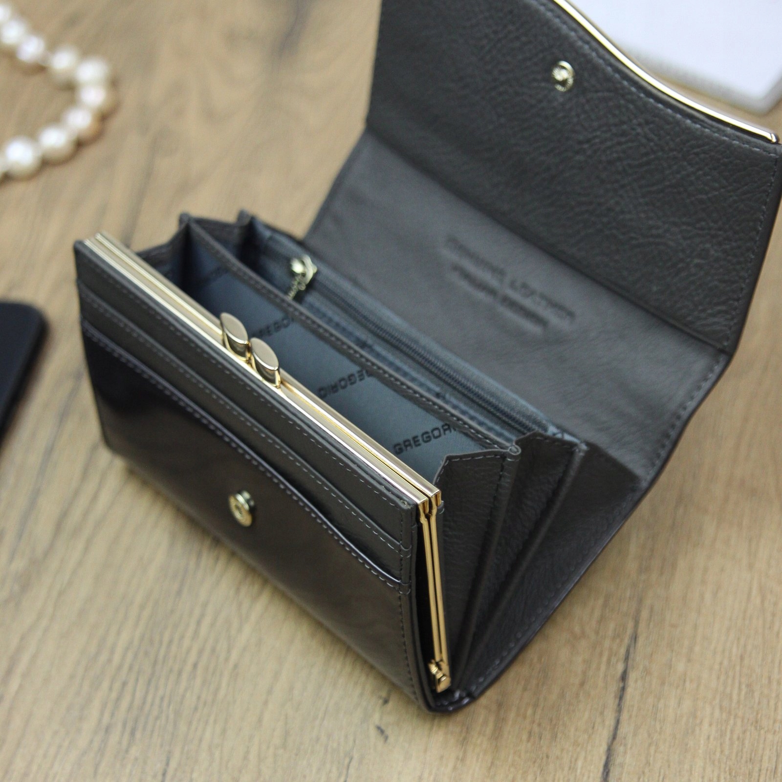 LAKIEROW. SKÓRZANY DAMSKI PORTFEL ZATRZASK+BIGIEL Głębokość produktu 3.5 cm