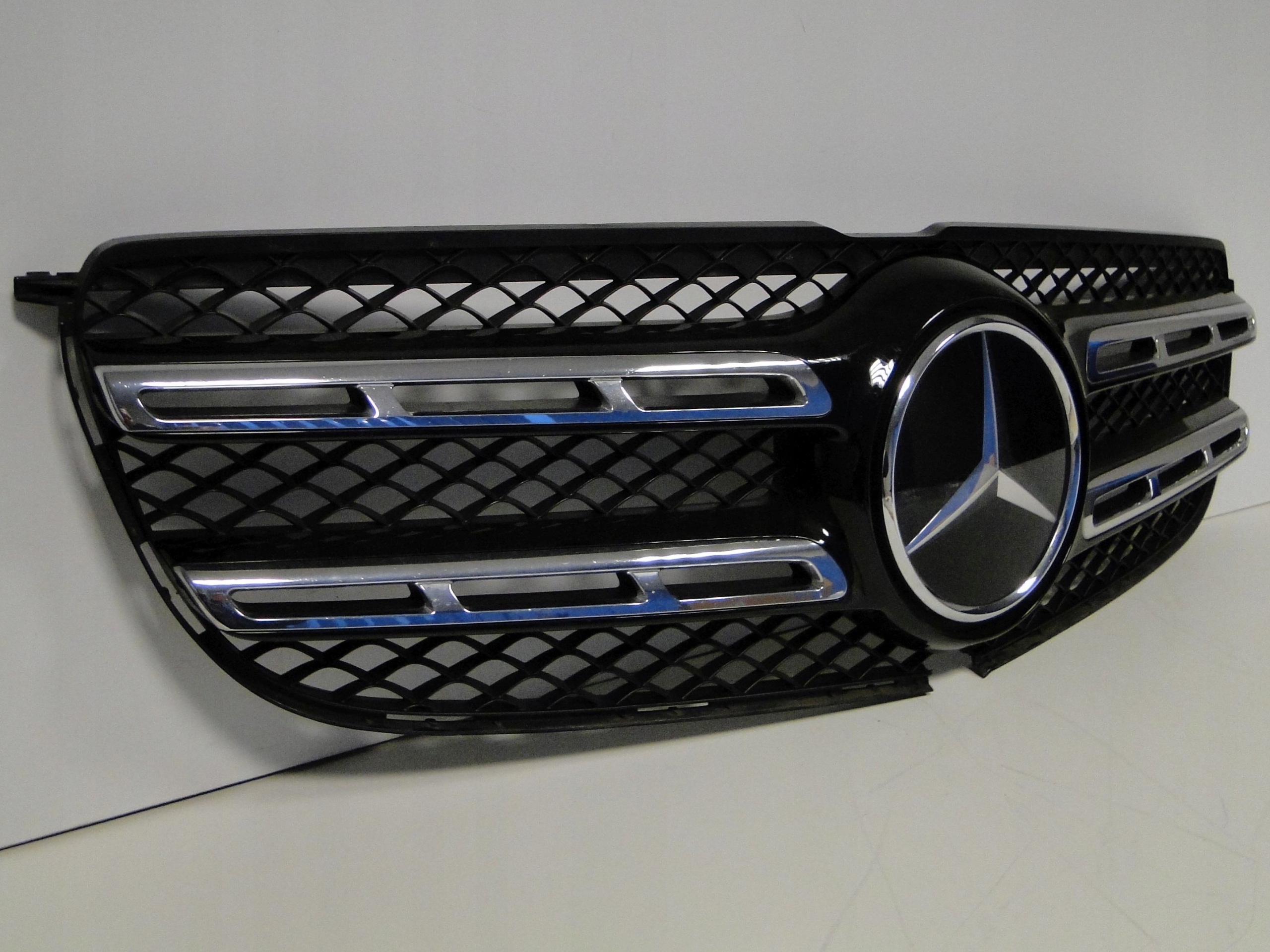 MERCEDES GLS X166 166 GRILL ATRAPA AMG NA KAMERĘ RADAR Numer katalogowy części A1668880200