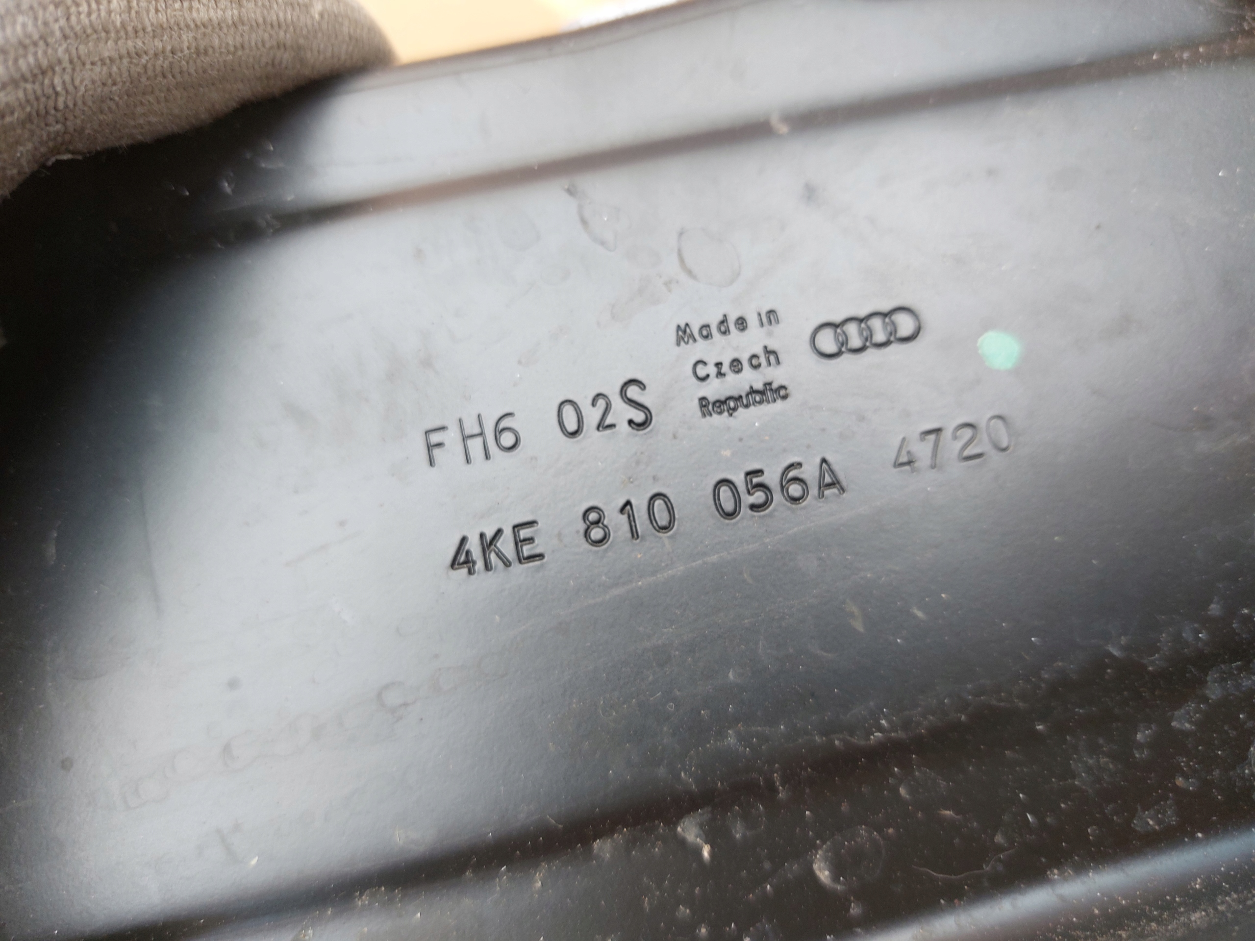 Audi E-TRON 4KE810055A Stütze des Kotflügels links rechts