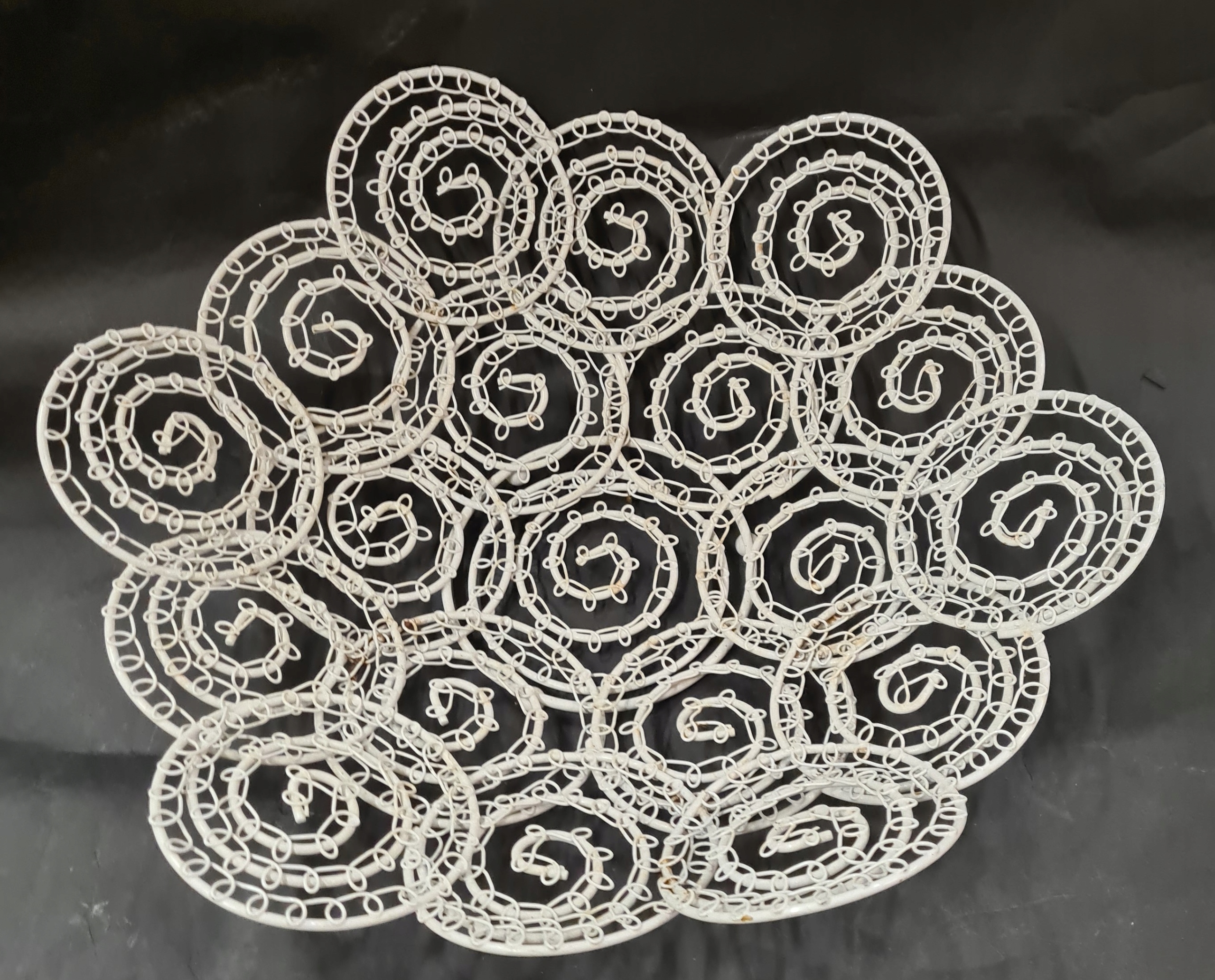 biała ażurowa patera