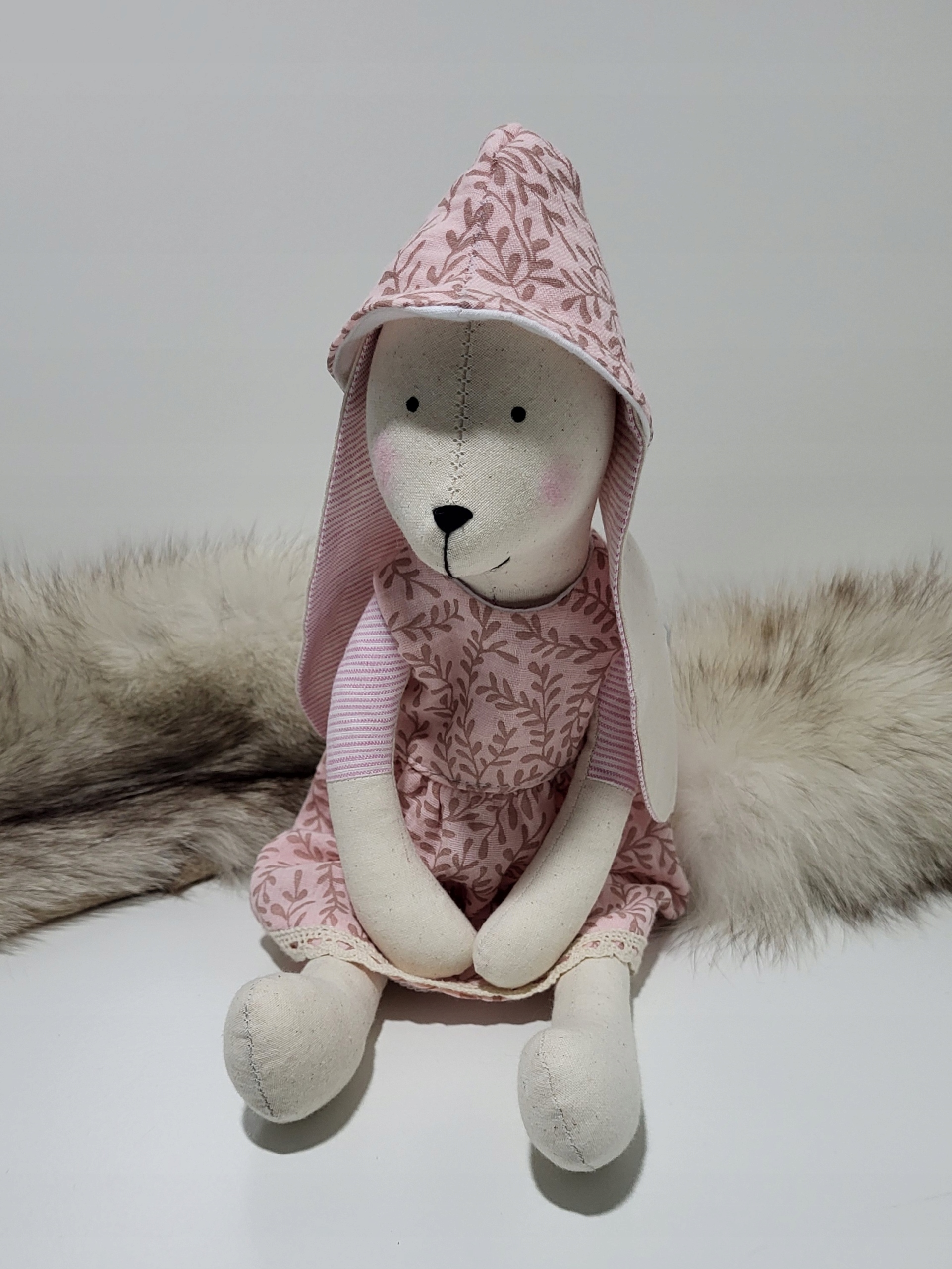 Králík s výšivkou, králíček s personalizací plyšák zajíc tilda ruční práce