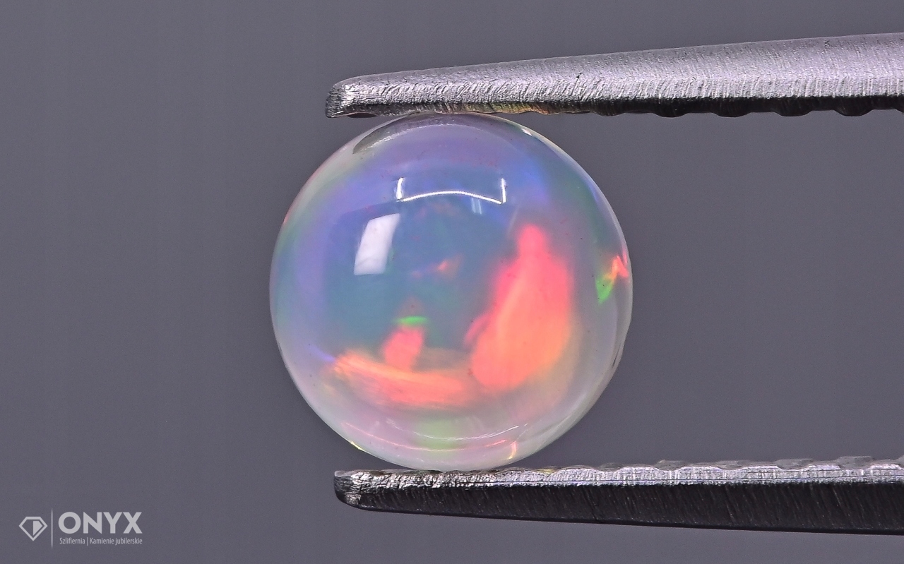 Opál z Etiopie kabošon kulatý fi 5 mm