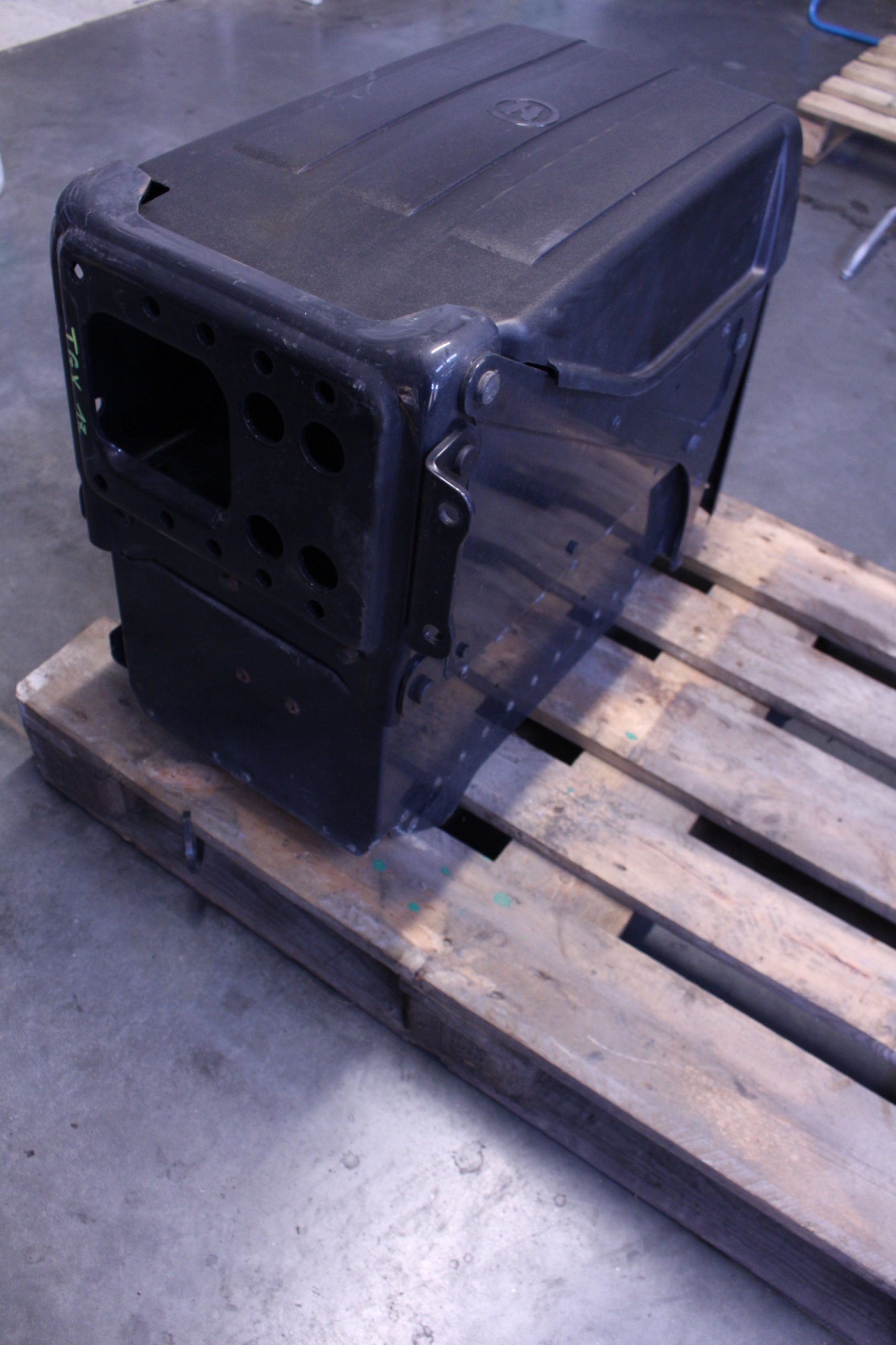 PODSTAWA SKRZYNKA AKUMULATORÓW MAN TGX EURO 6 18.500 17r. Producent części MAN OE