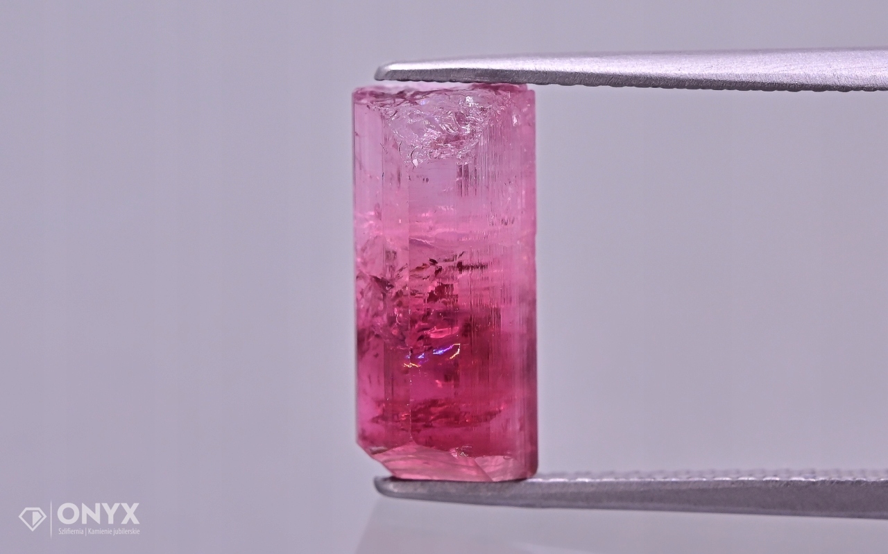 Turmalín hrudkující 13,5x5,5 mm