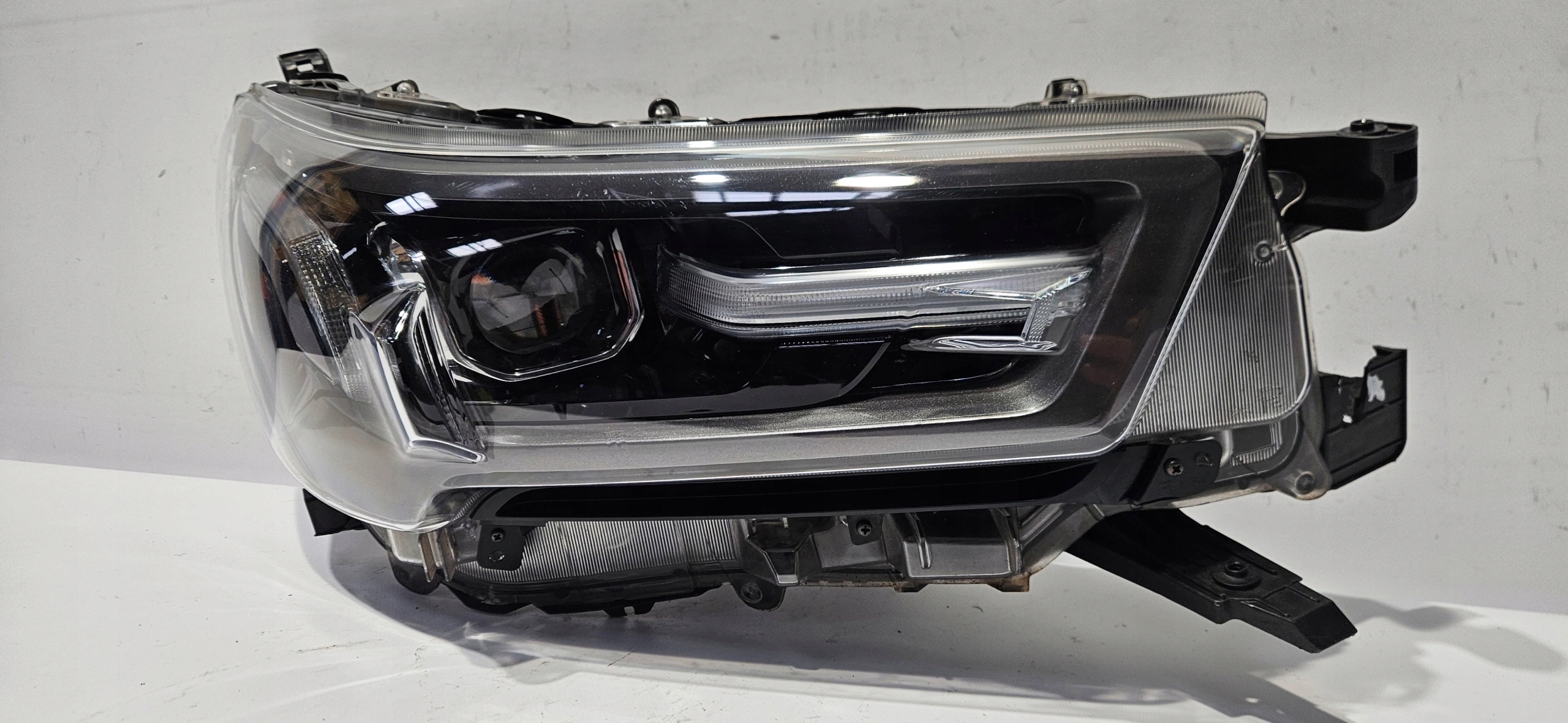 light right front FULL LED TOYOTA HILUX VIII LIFT