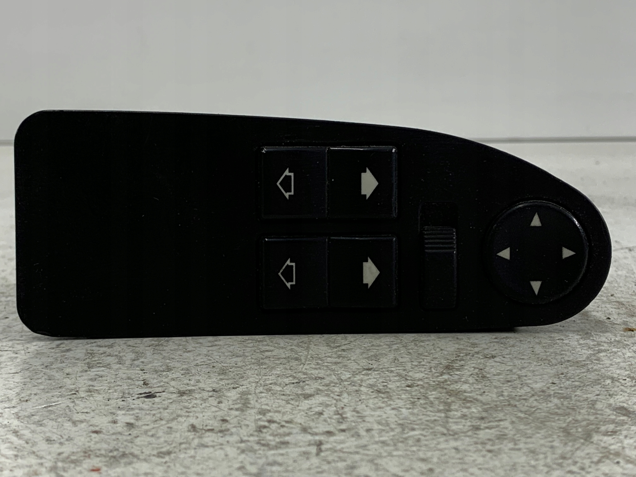 BMW E39 PANEL of the window left front driver´s 8360887