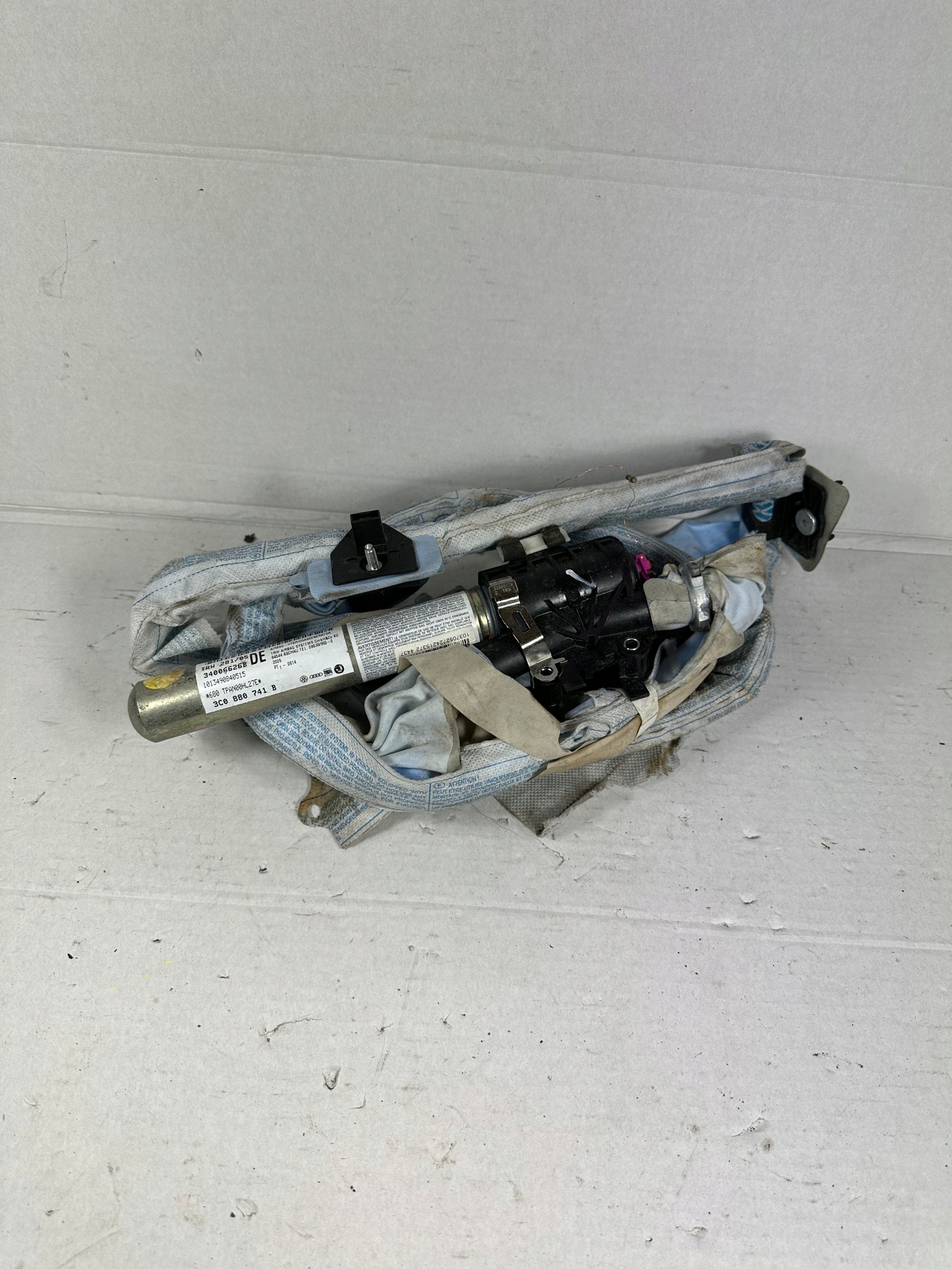 PASSAT B6 пиропатрон левый 3C0880741B