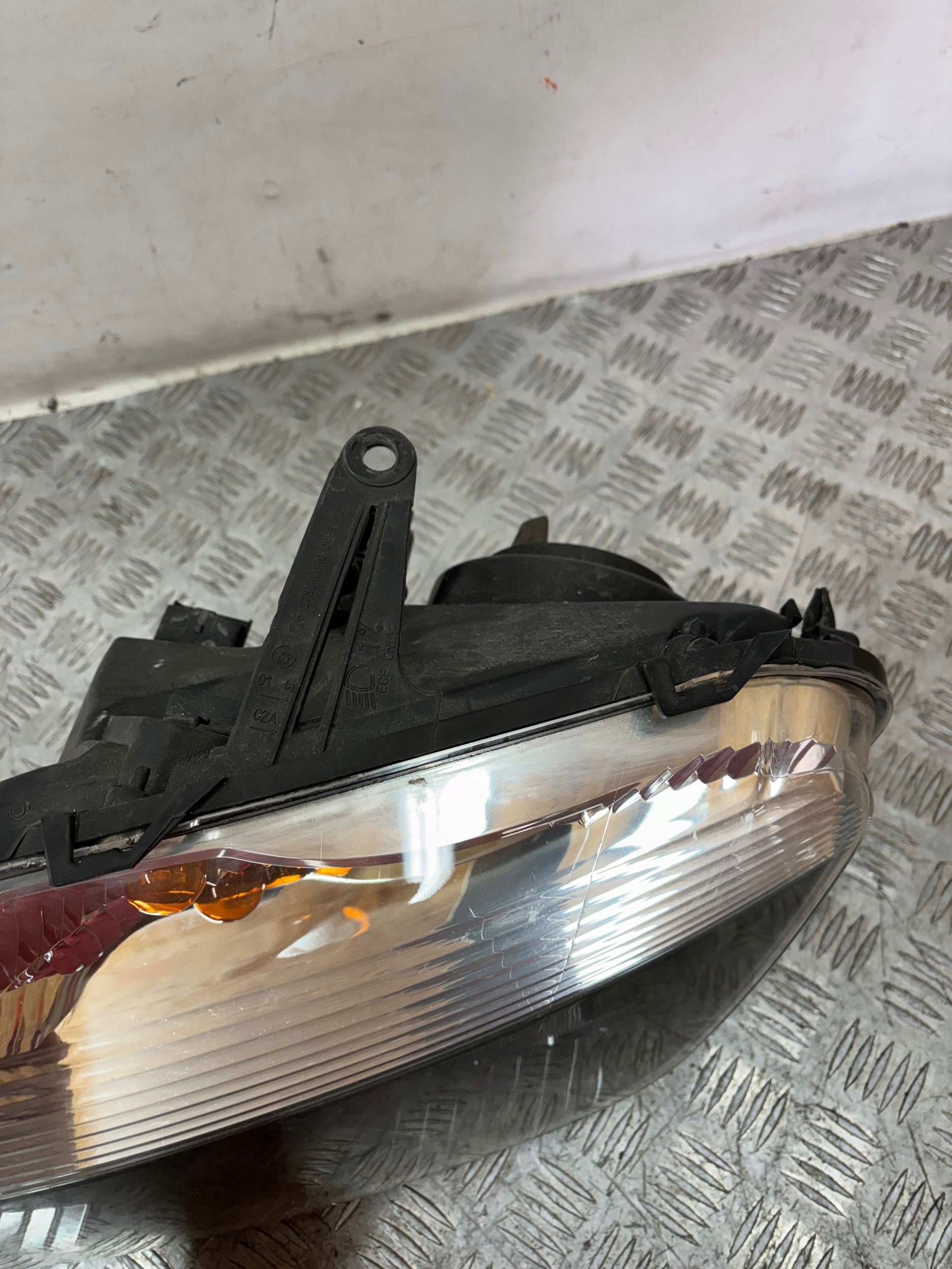 REFLEKTOR light left DACIA DUSTER and 10