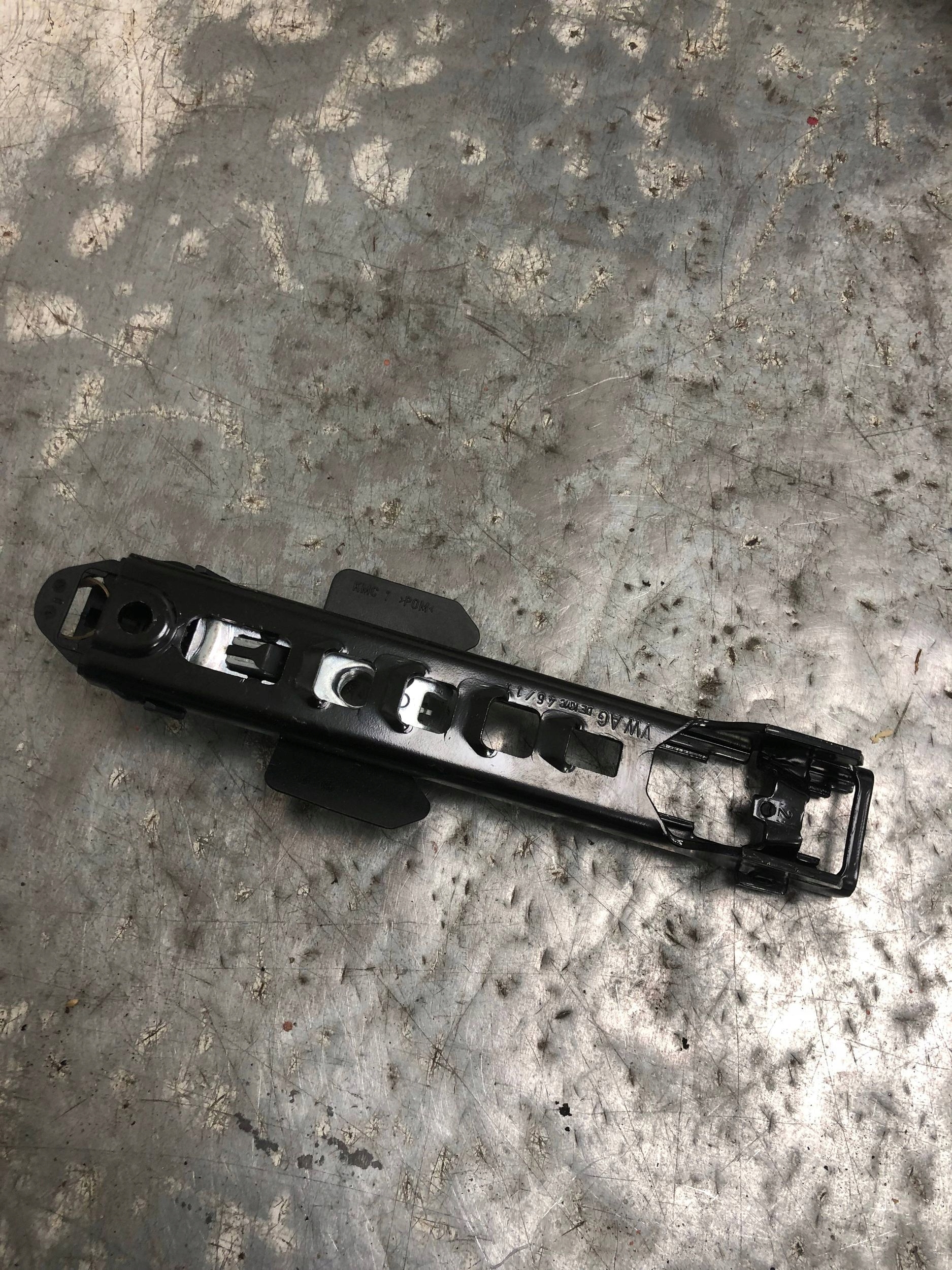 REGULACJA stěny AUDI A4 B8 8K0857833C