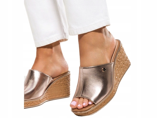 ZŁOTE KLAPKI DAMSKIE NA KOTURNIE ZE SKÓRZANĄ WKŁADKĄ LEKKIE WYGODNE r 39