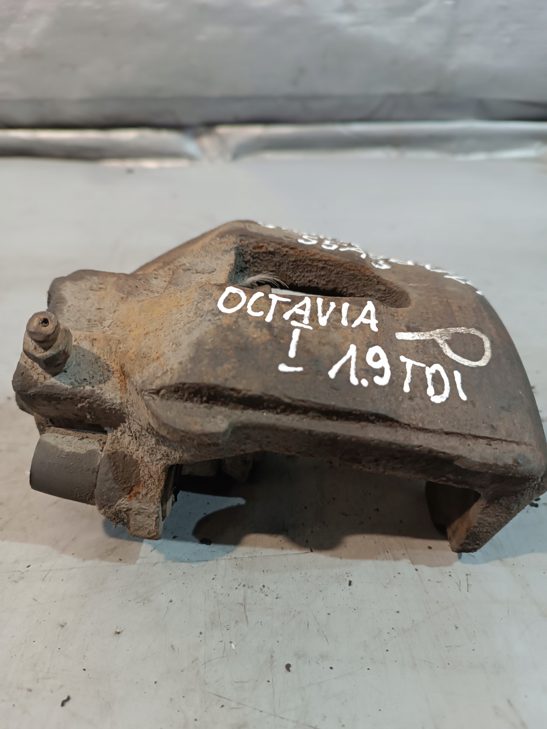 caliper right front Skoda Octavia and