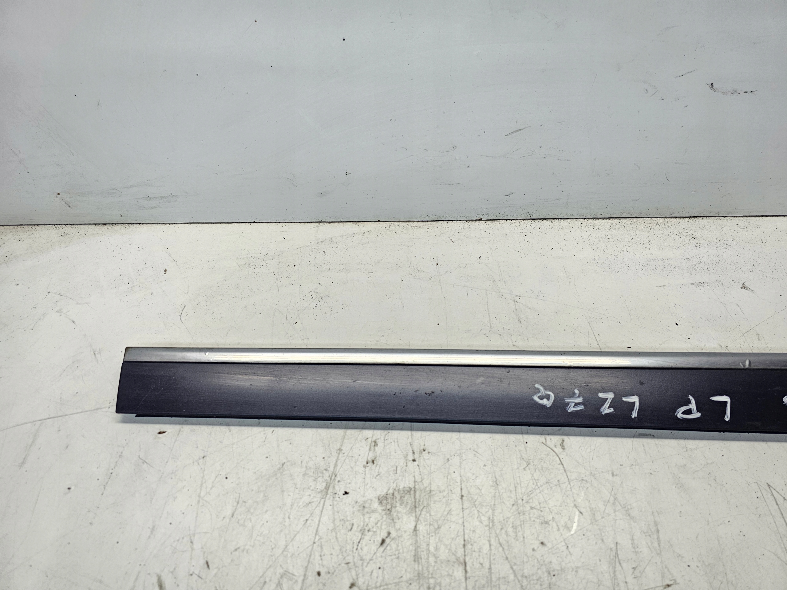 moulding lower door left front AUDI A6 C6 LIFT LZ7Q