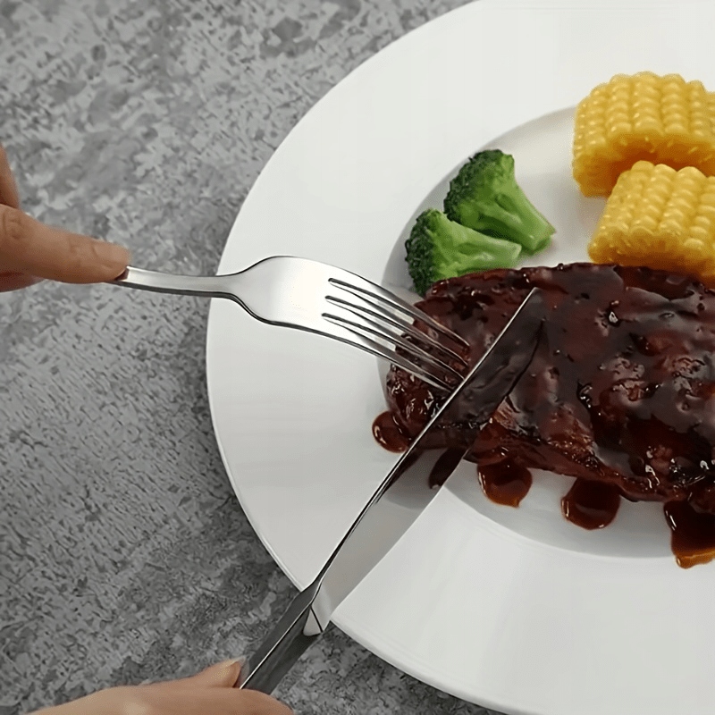 ZESTAW SZTUĆCÓW SREBRNE SZTUĆCE NIERDZEWNE NA 6 OSÓB ZESTAW 24 ELEMENTY Zawartość zestawu Łyżeczka Łyżka Nóż Widelec