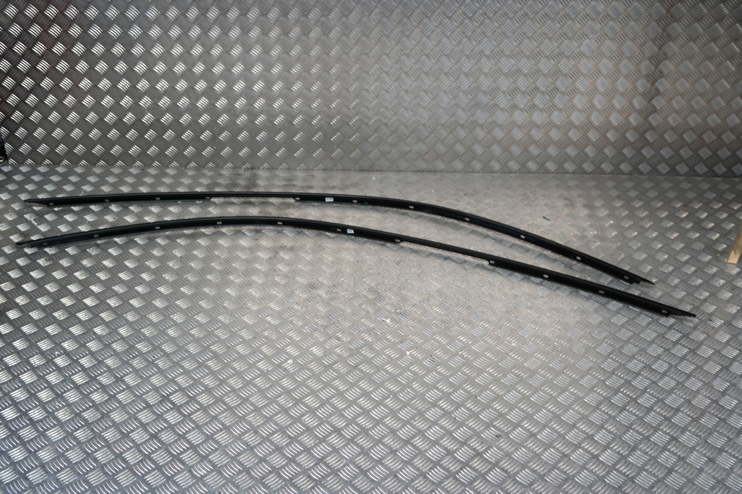 MASERATI LEVANTE LISTWA DACHOWA NERO LEWA