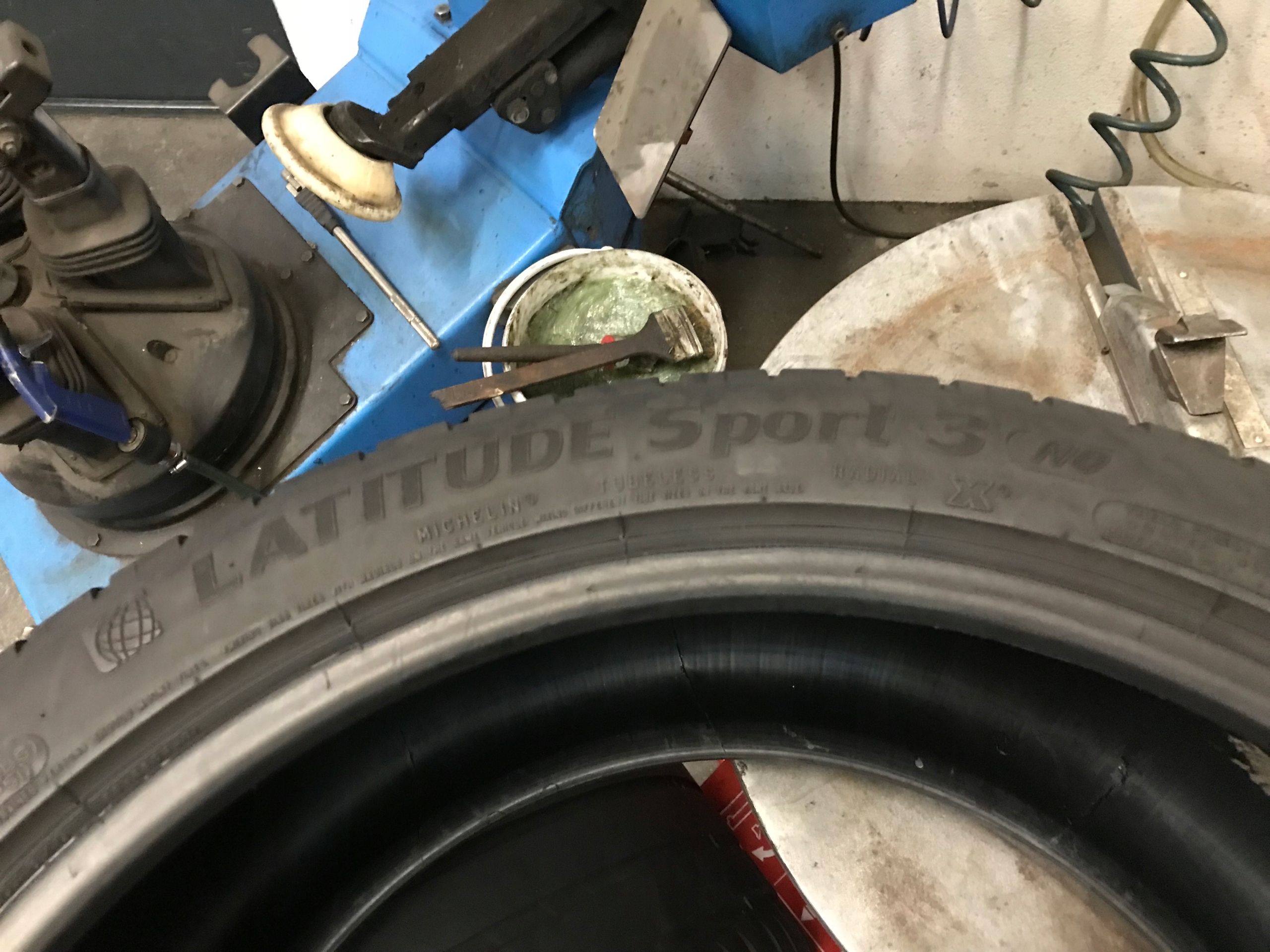 tyres summer 295/35R21 Michelin Latitude Sport