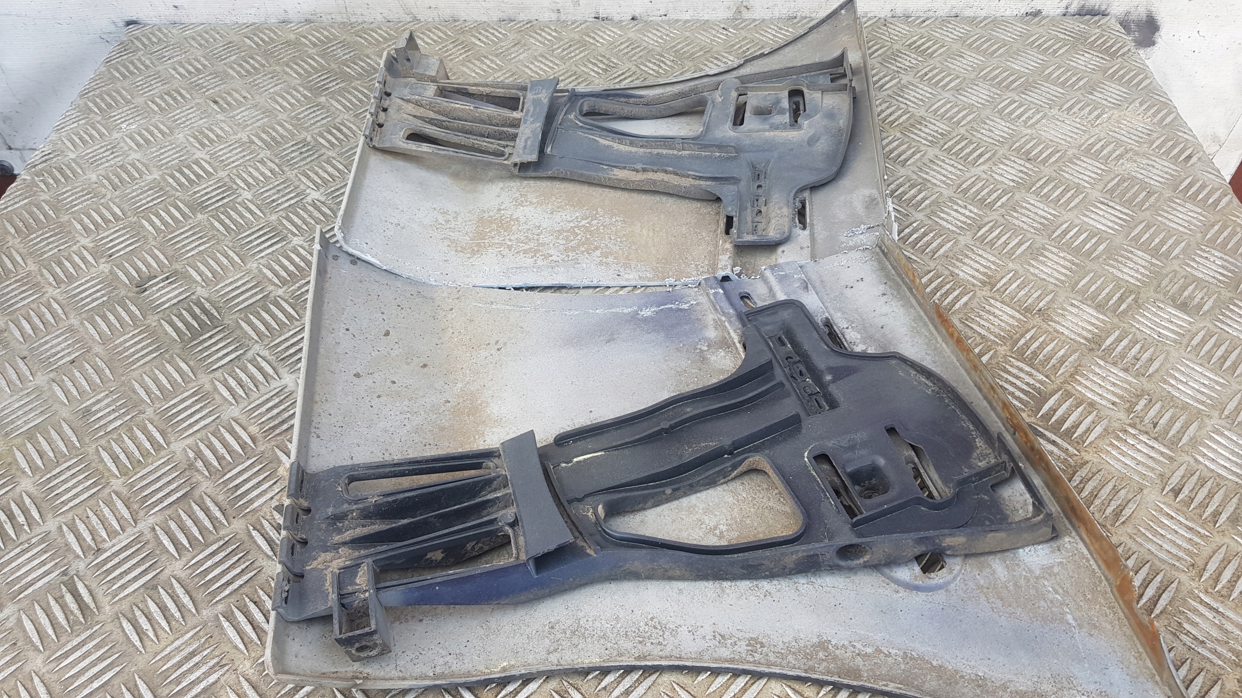 MERCEDES e-klasa W211 Support Support plaque Pare choc Arrière Droite Berline