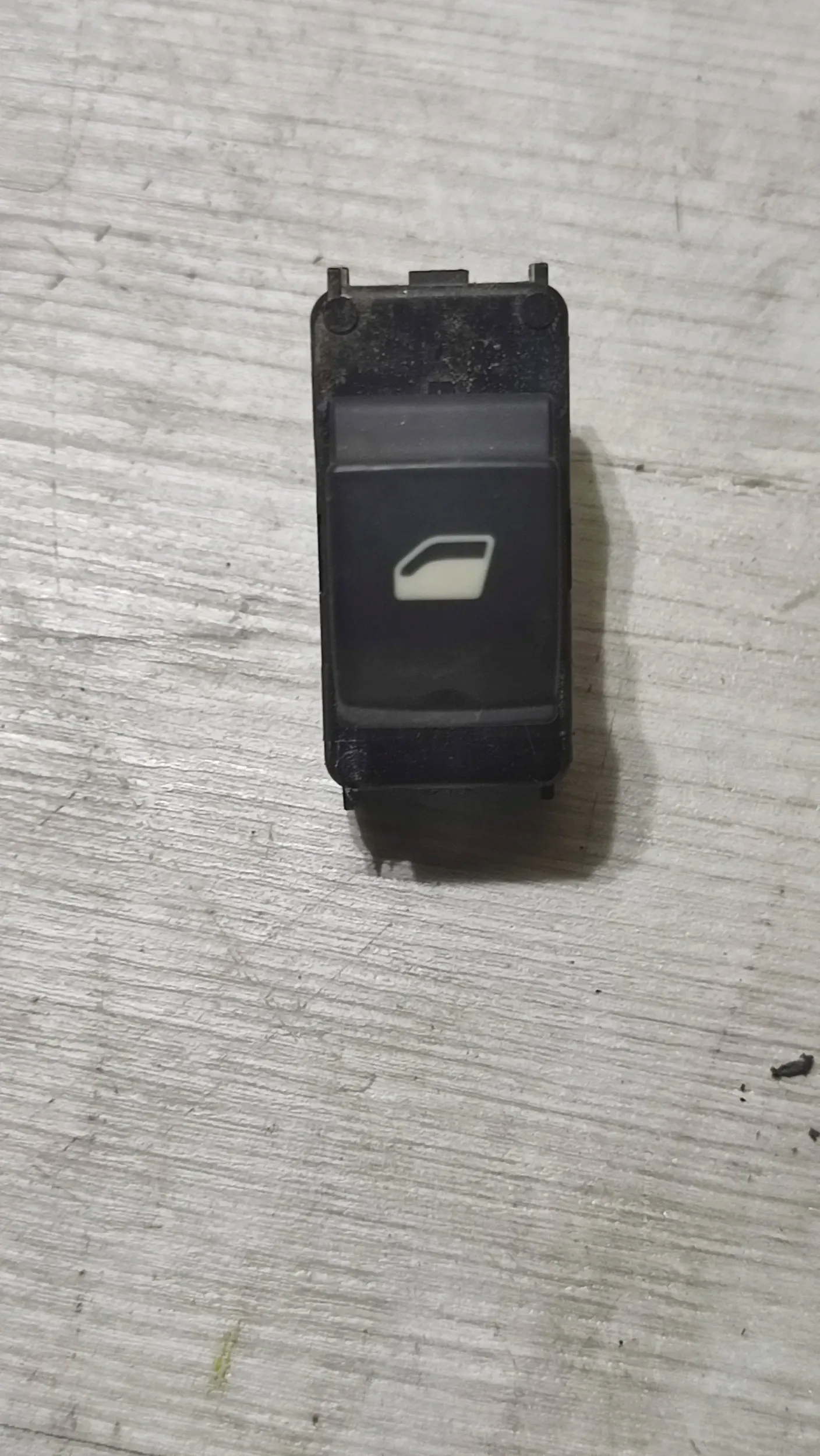 Opel Corsa F 1.2 22r. rear part side right button windows