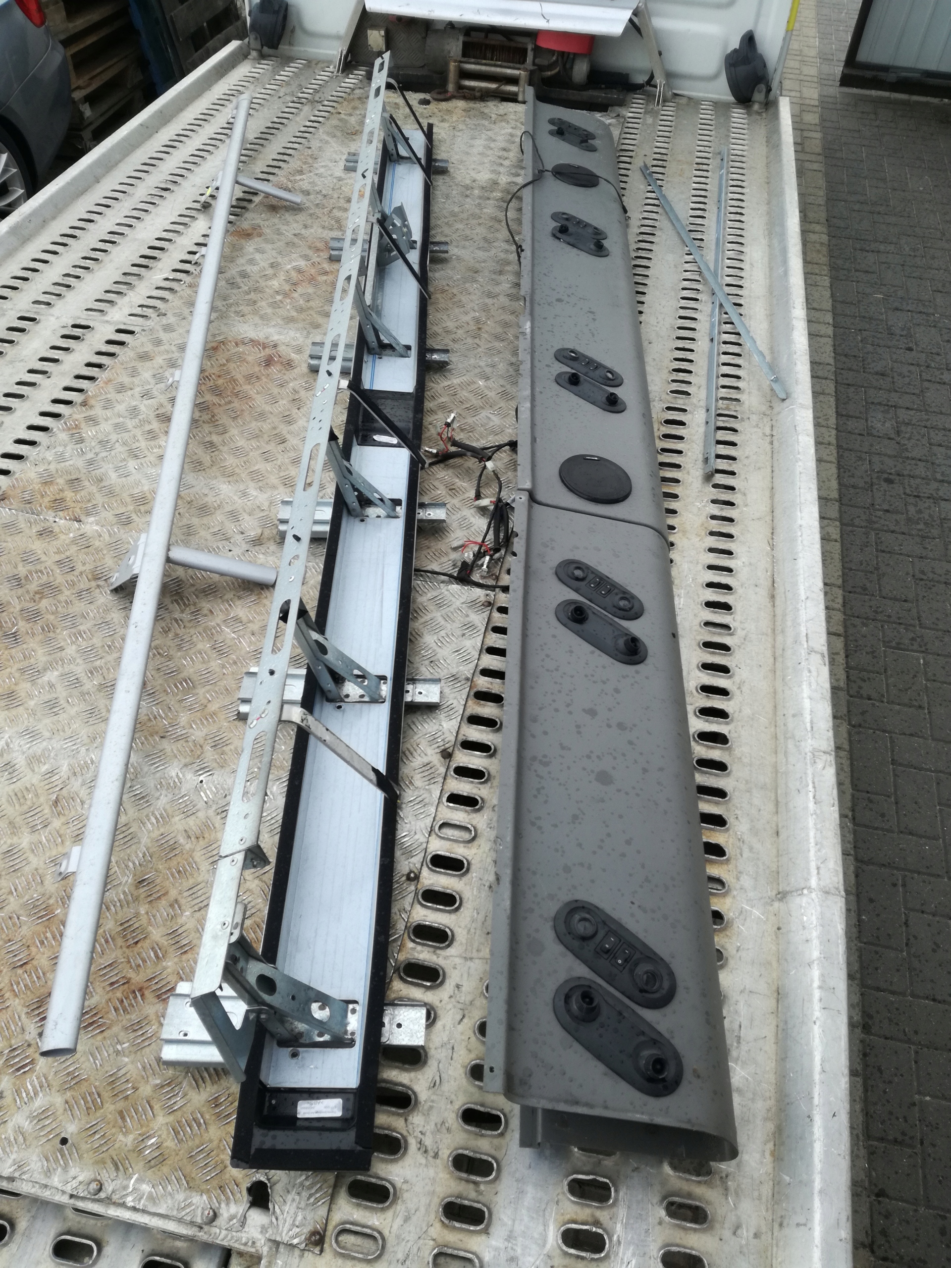 ПОЛКА С ВЕНТИЛЯЦИОННЫМИ ОТВЕРСТИЯМИ АВТОБУСНАЯ СТОЙКА