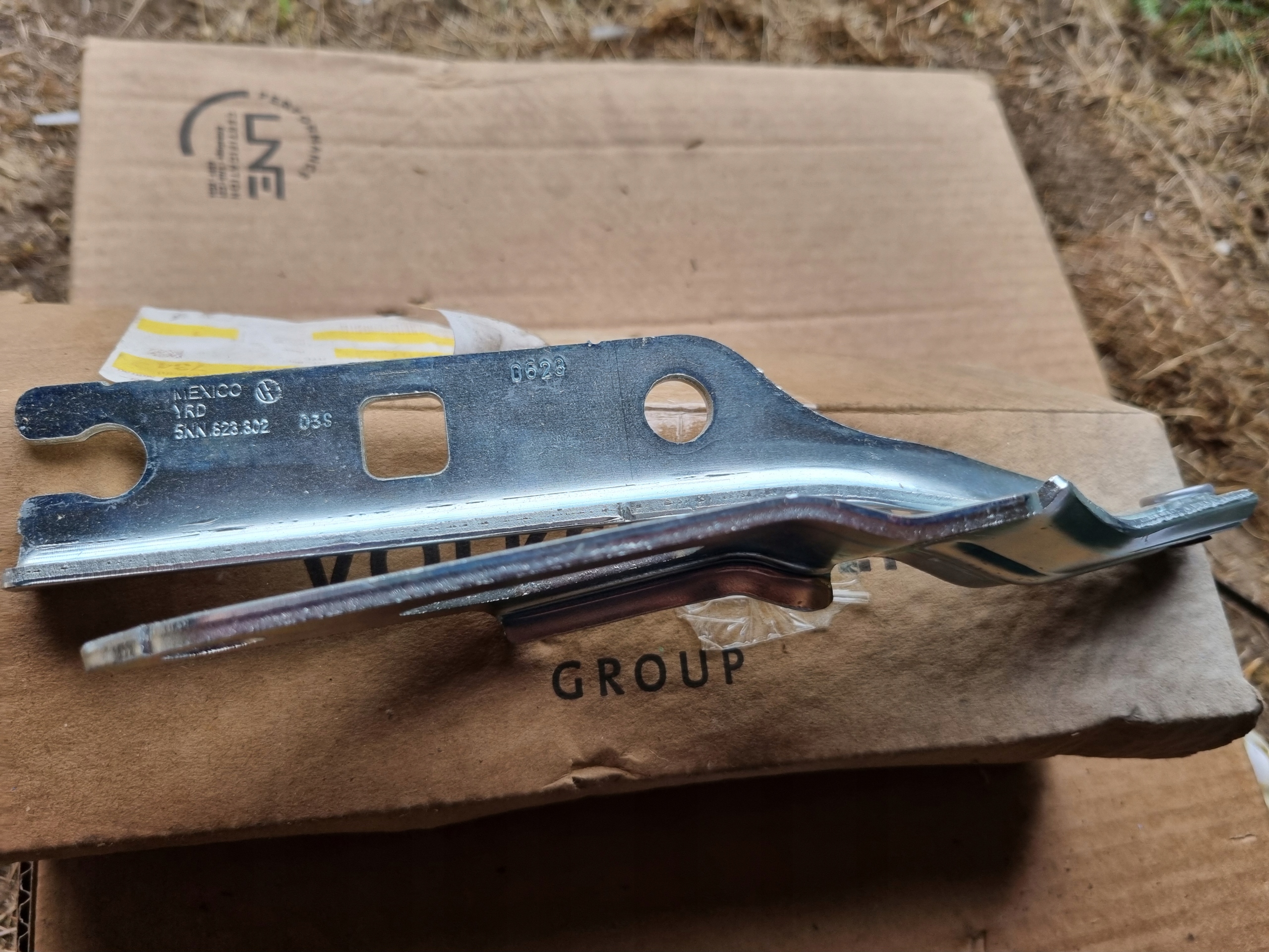 VW TIGUAN 2 II ALLSPACE ЗАВІСА ПЕТЛЯ КАПОТУ ПРАВИЙ ОРИГІНАЛ