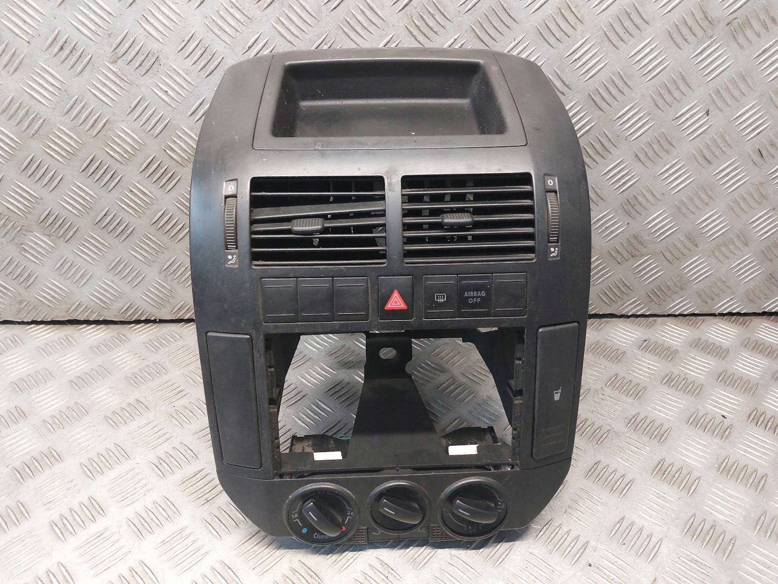 RAMKA KONSOLI ŚRODKOWEJ + UCHWYT NA KUBEK POLO IV