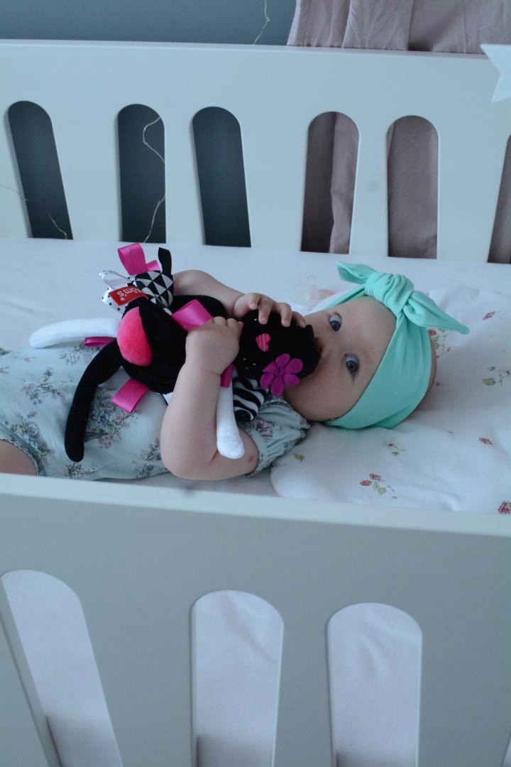 MOM'S HENCZ PRZYTULANKA MASKOTKA SENSORYCZNA KONTRASTOWA DLA DZIECI 0m+ 937 Rodzaj przytulanki