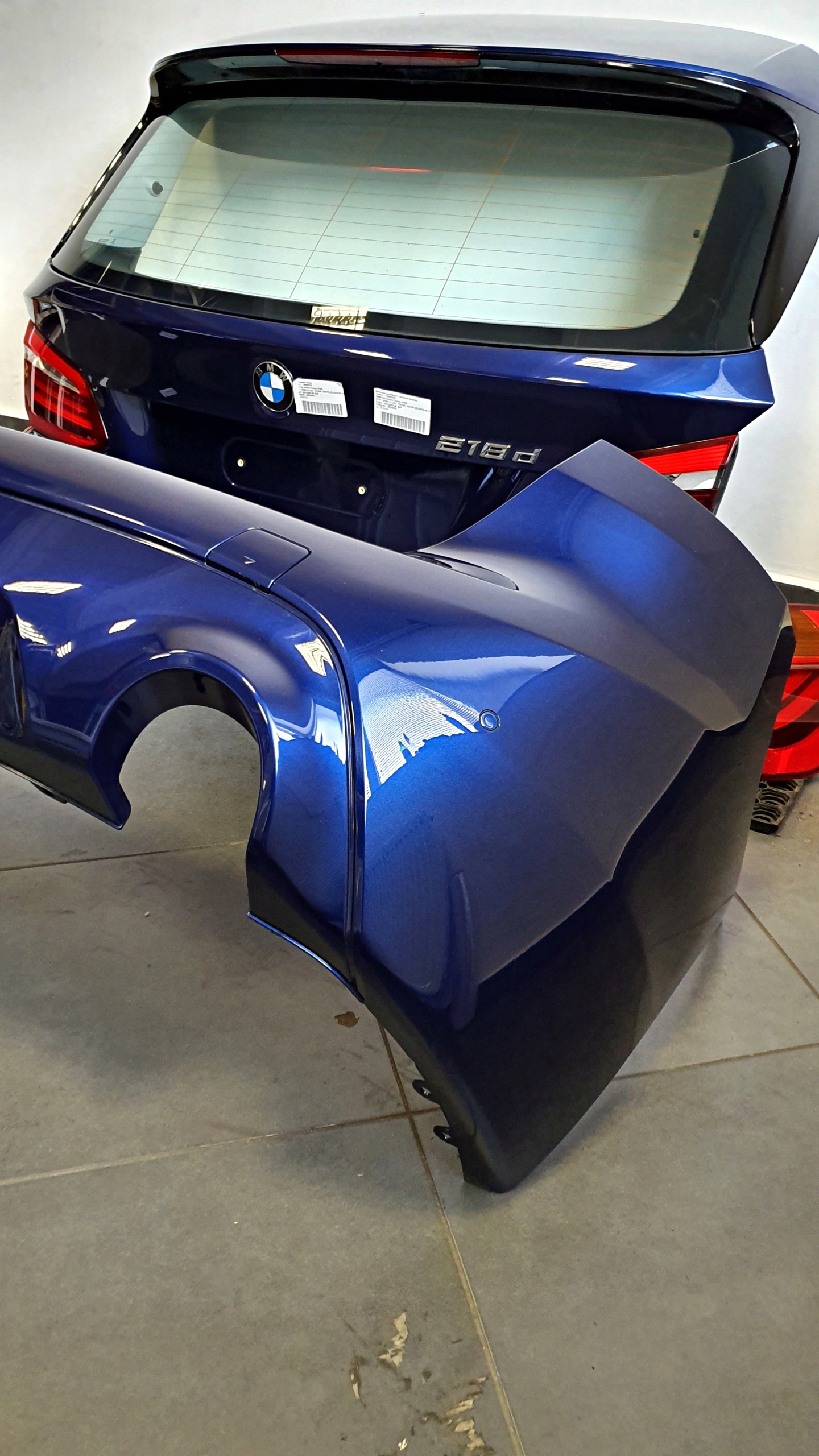 BMW 2 F45 ACTIVE LCI KLAPA ZDERZAK LAMPY TYŁ C10 Kolor niebieski