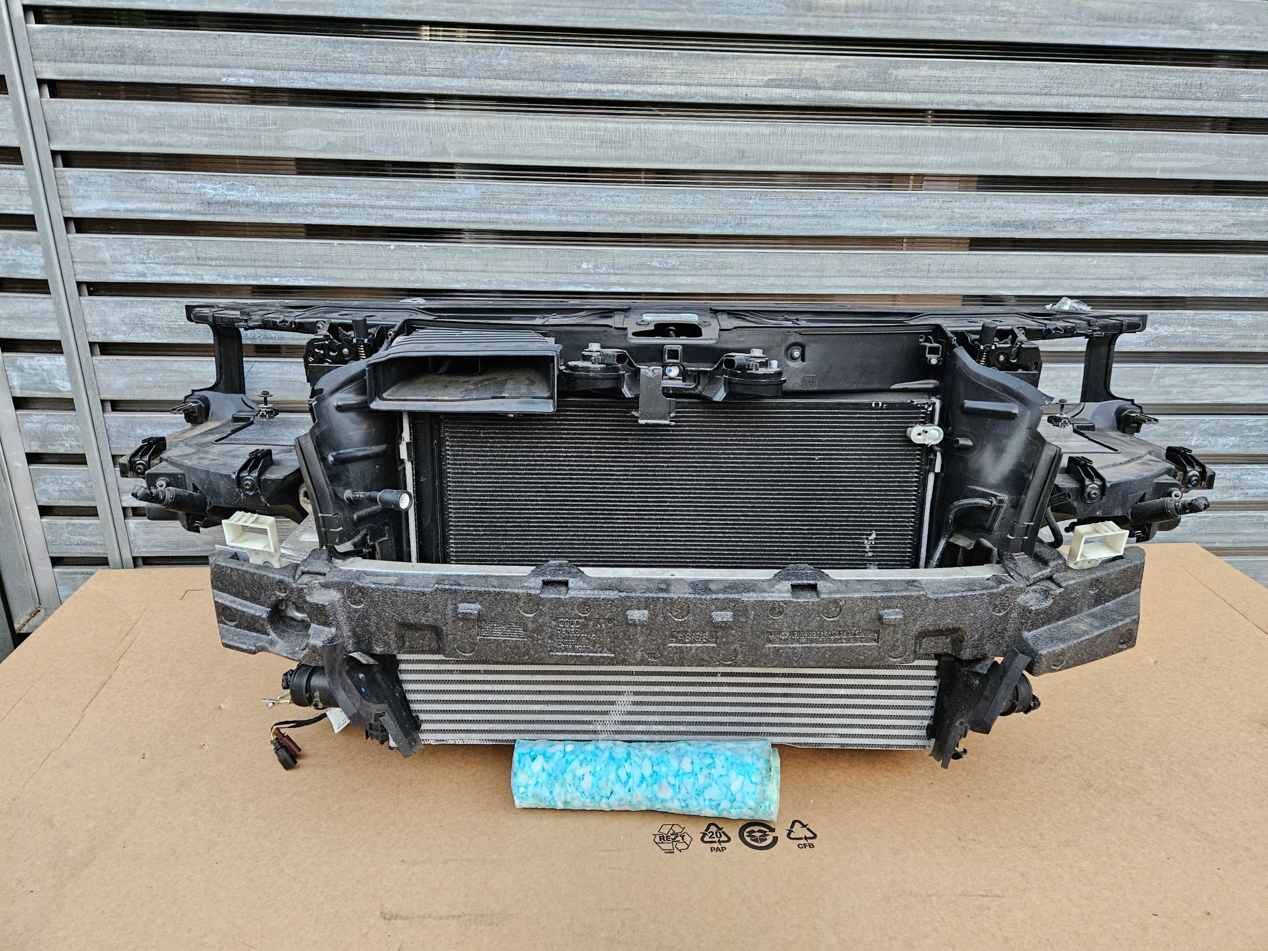 AUDI A8 D4 LIFT 3.0 TDI PAS PRZEDNI CHŁODNICE KPL