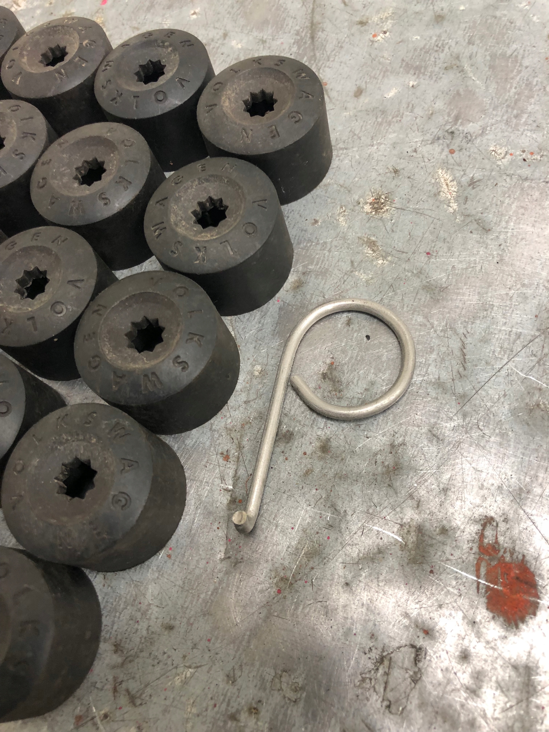 cap a nut screws VW GOLF VI plus 1K0601173