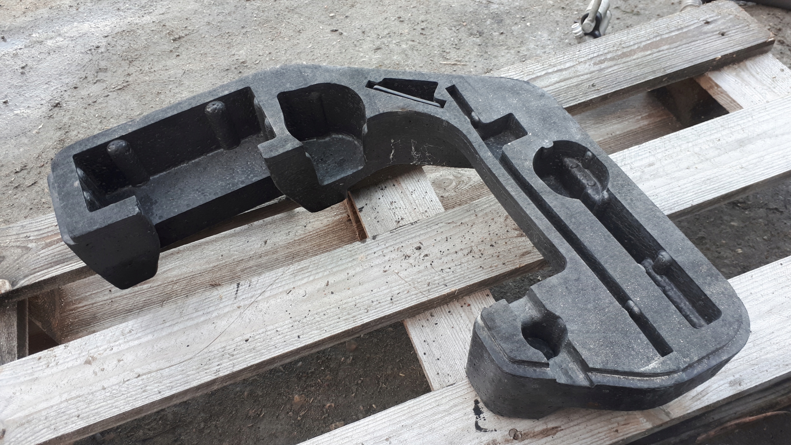 A4 B8 LIFT polystirene boot floor well 8T0012109