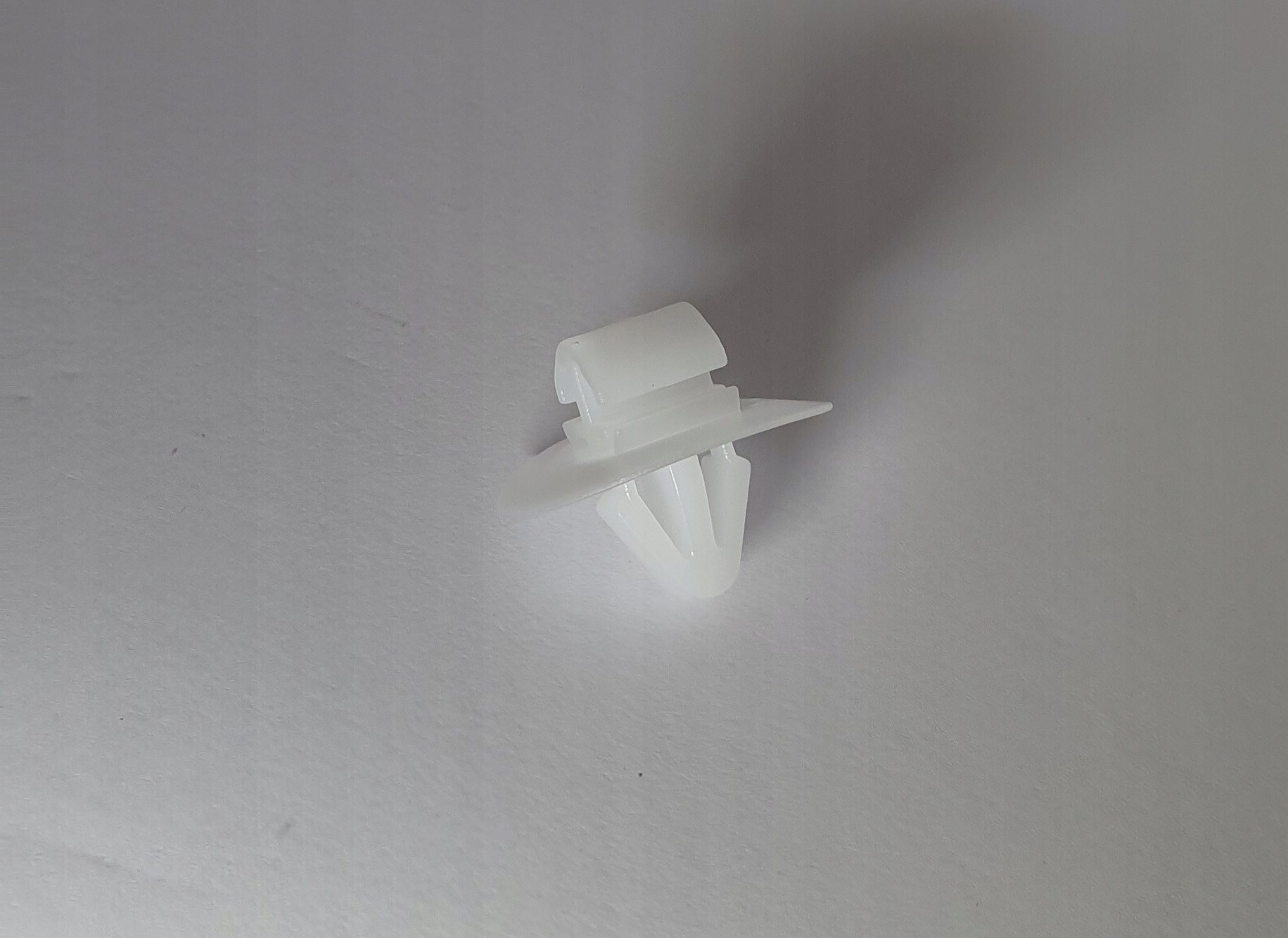 TRAFIC VIVARO SPINKA LISTWY BOCZNEJ KOLEK