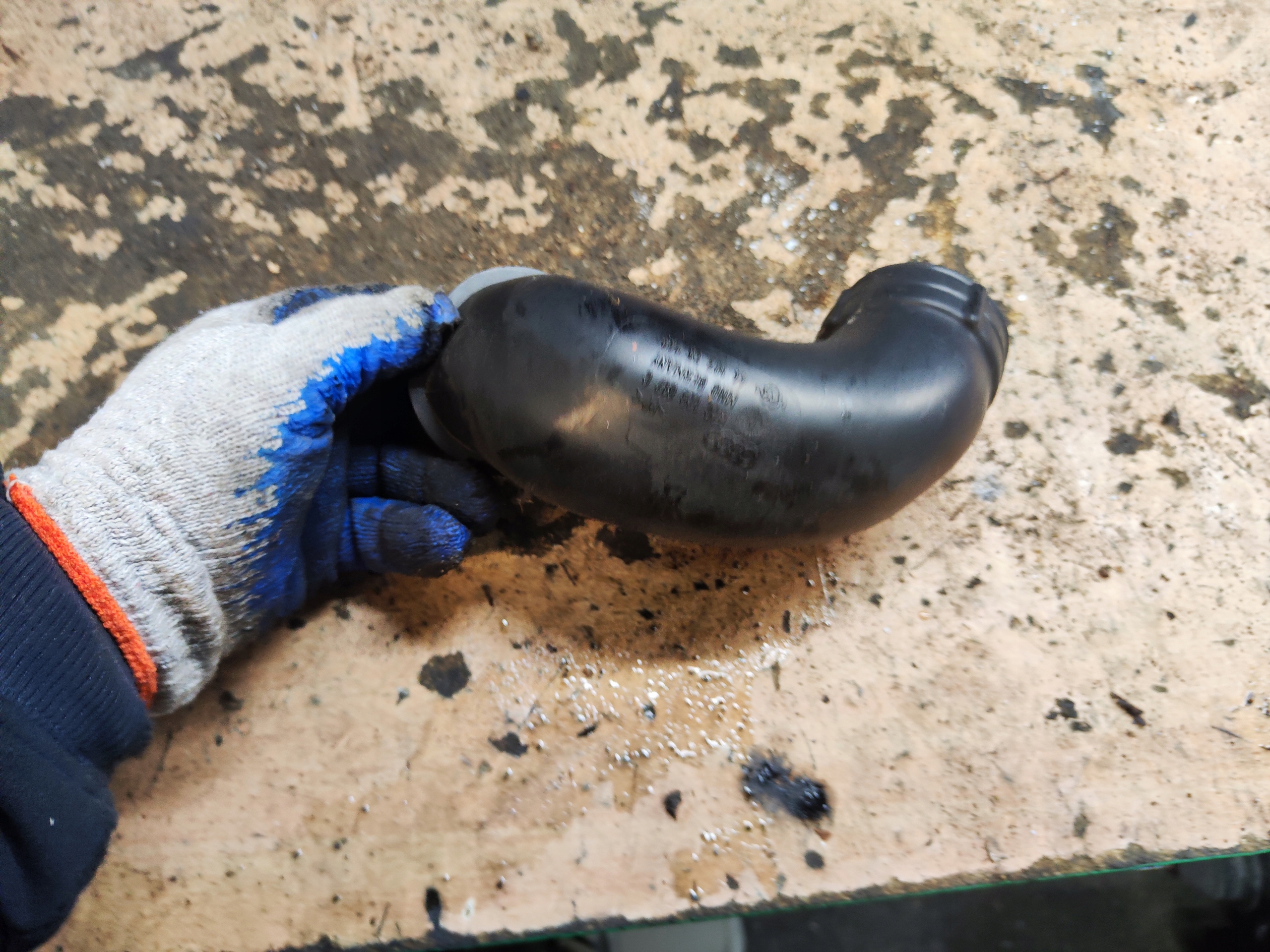 Audi A6 C5 2.5 V6 tdi патрубок труба впуск