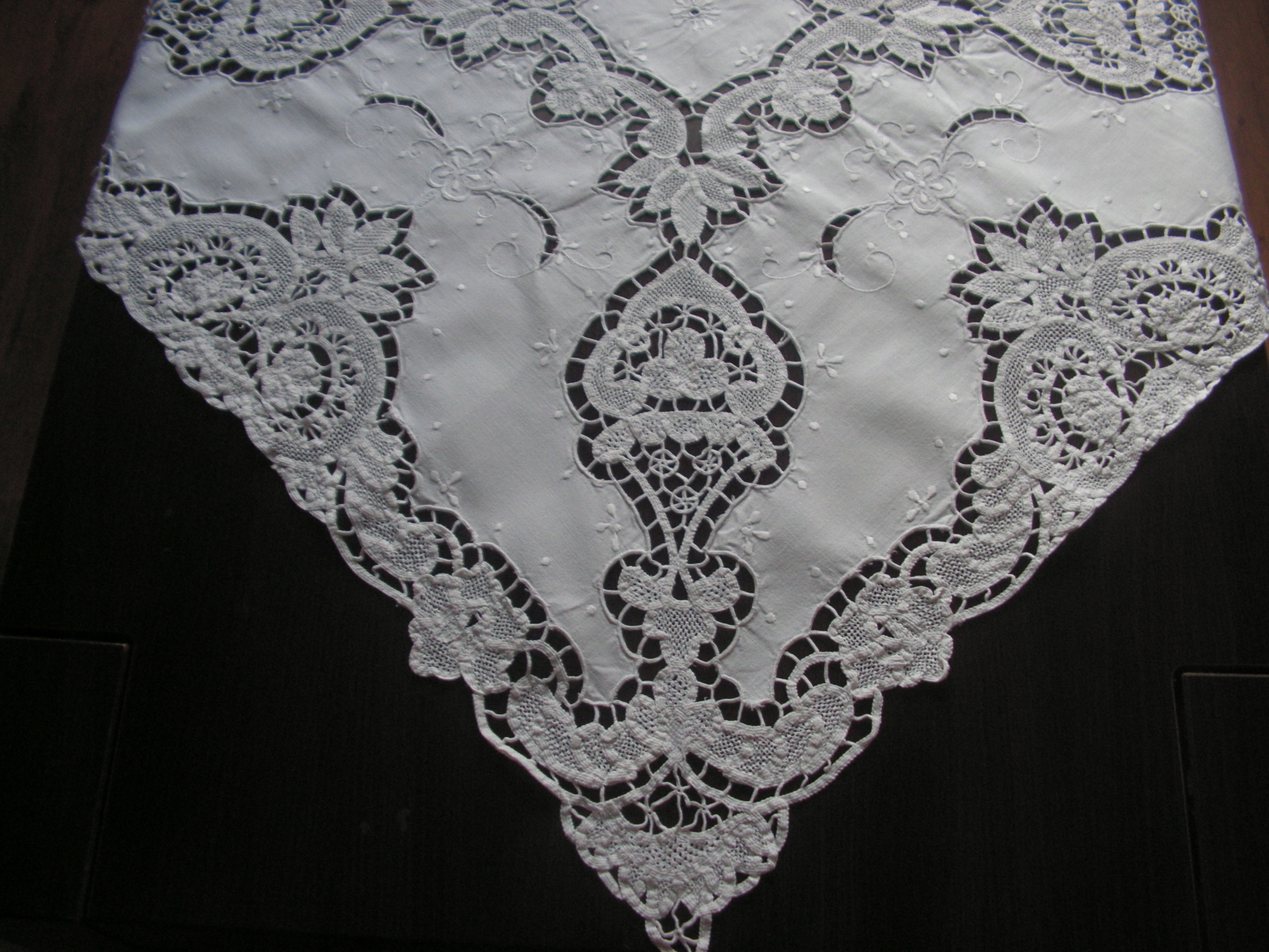 Милая Вышитая Скатерть