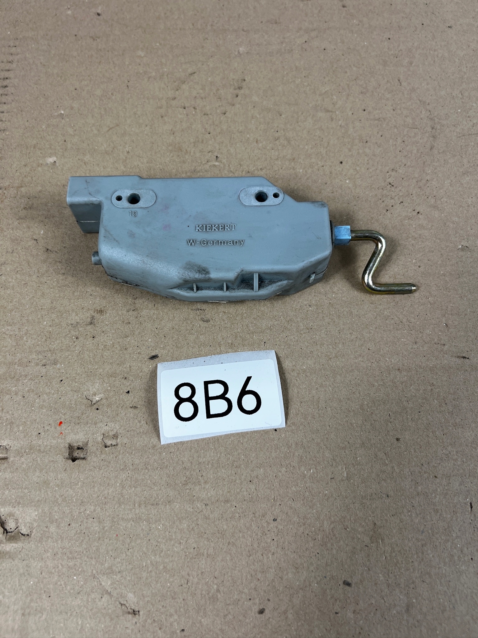Silniczek centralnego zamka Opel Astra F 90414493CM