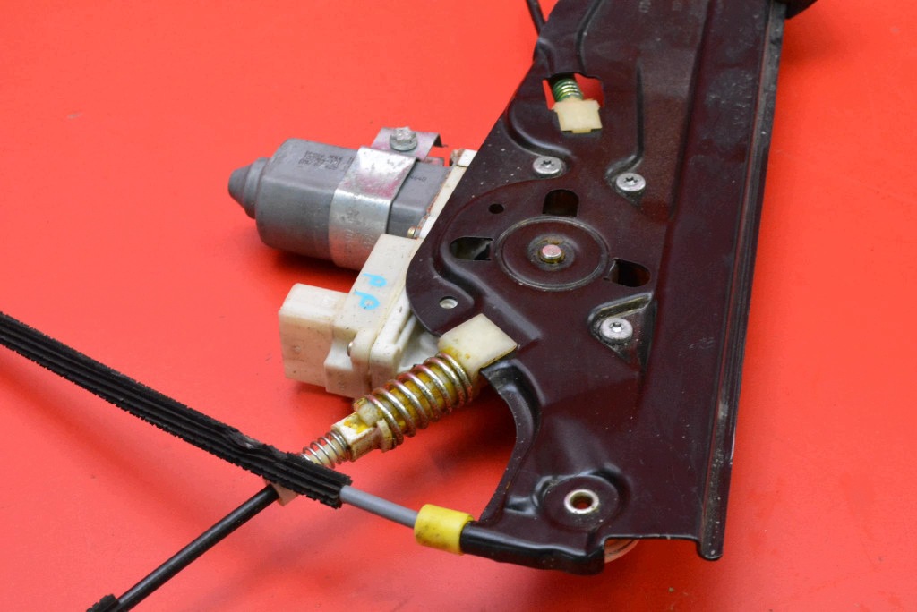 mécanisme essuie glaces droite avant EU 7138862E BMW E65 E66 01-05