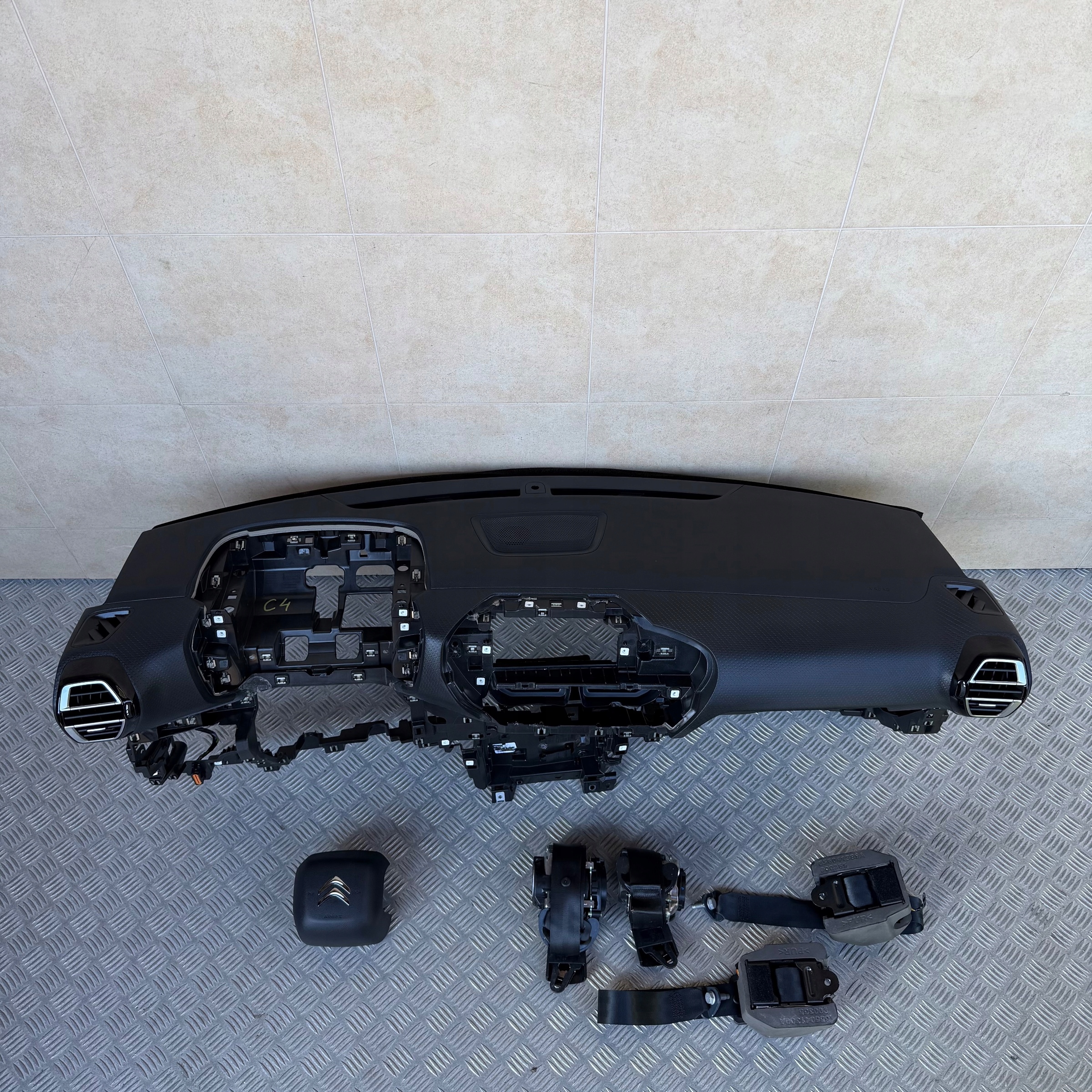 dashboard complete airbag console tension belts cockpit CITROEN C4 III 2024 ROK