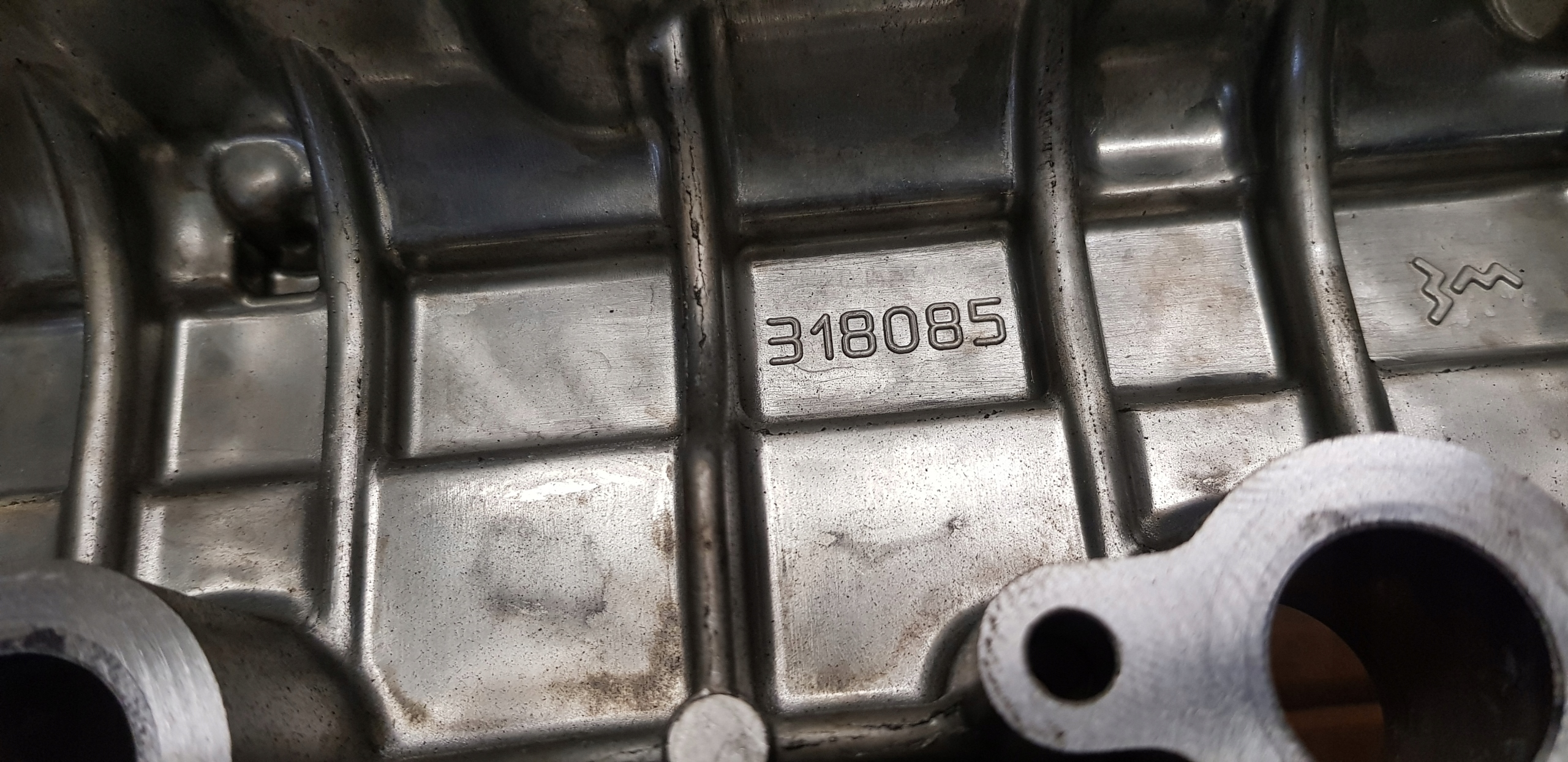 MASERATI 3 0 M156B POKRYWA GLOWICY 318085 Producent czesci Maserati OE