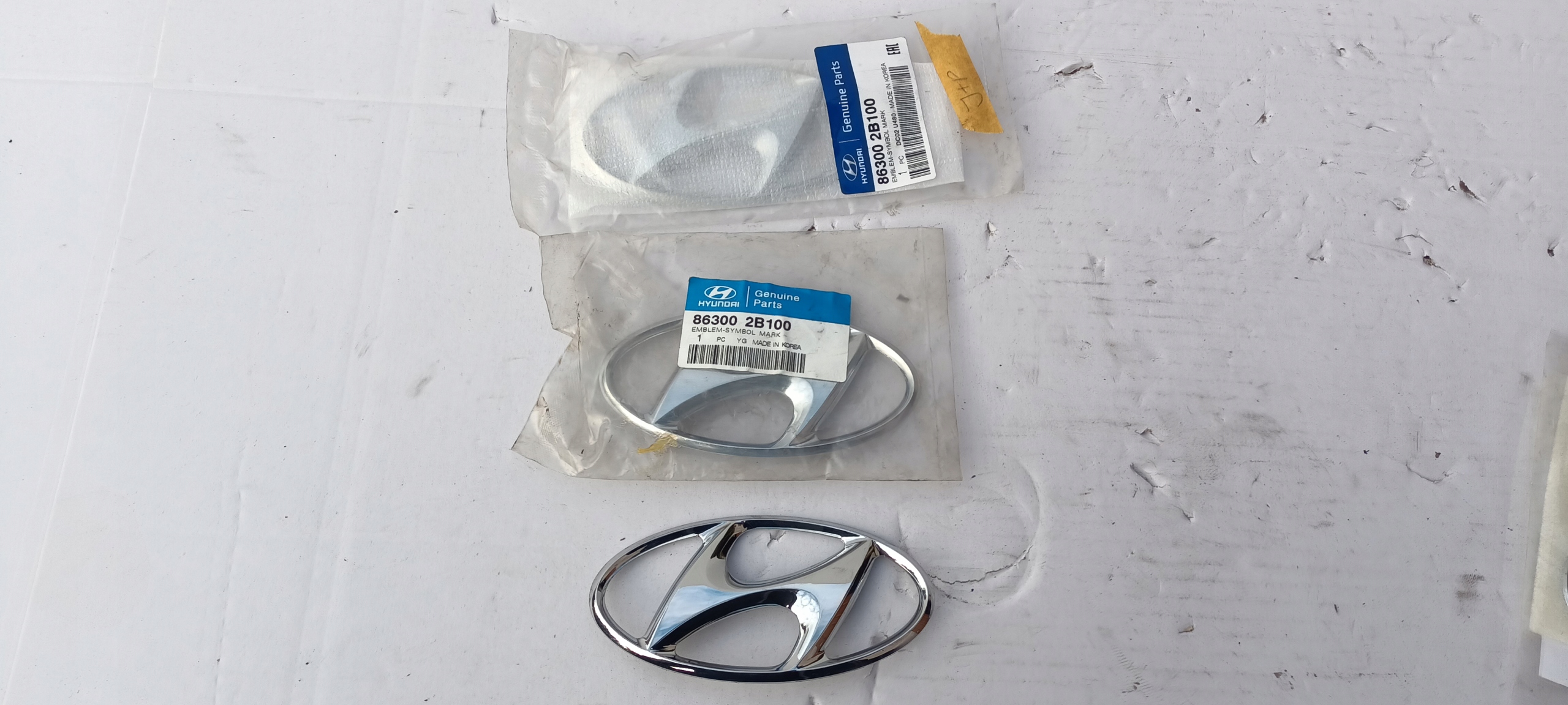 GRILL ATRAPA LOGO ZNACZEK HYUNDAI 86300-2B100 NOWY