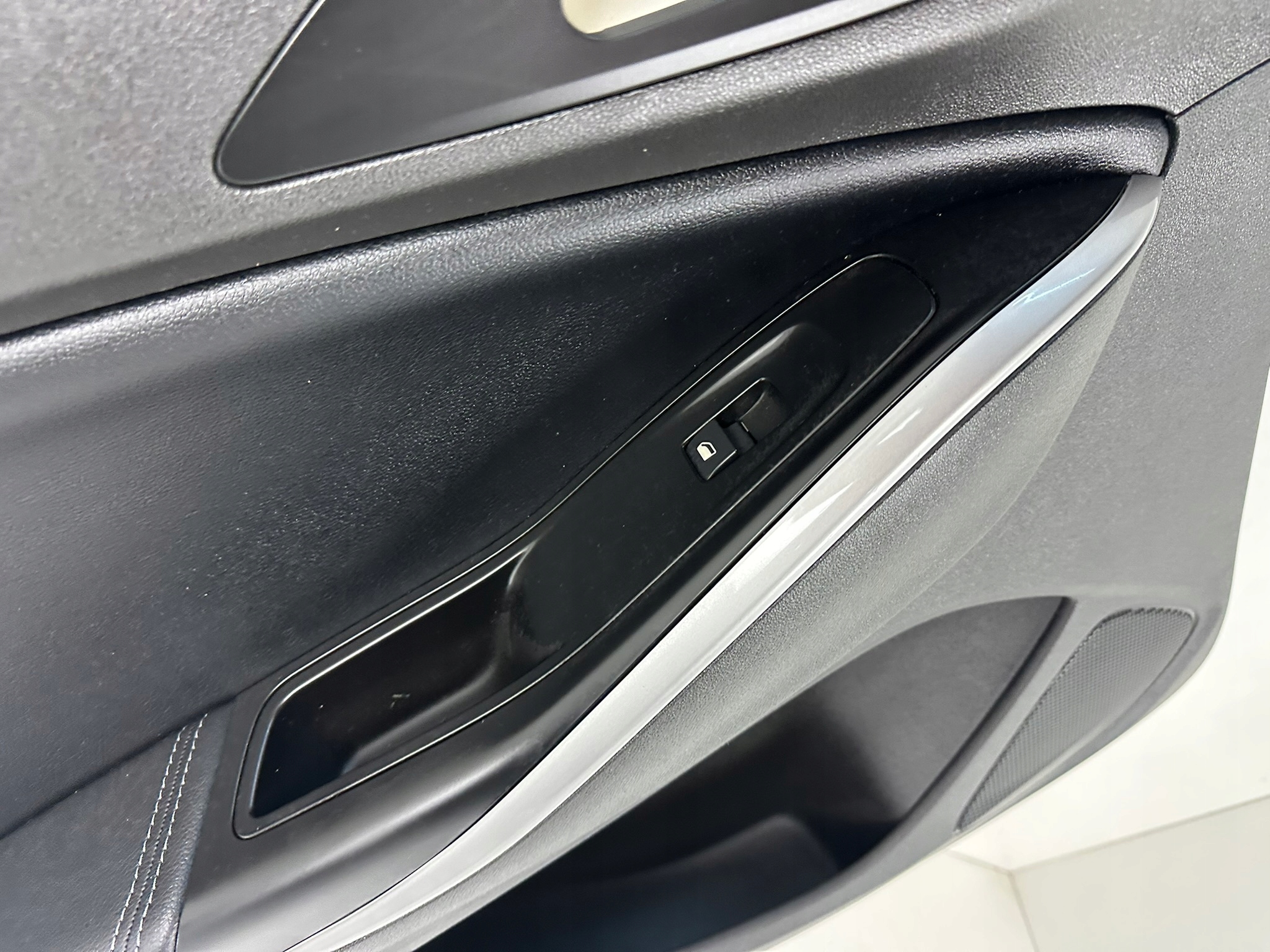 OPEL GRANDLAND x LIFT 2022R side rear left leather