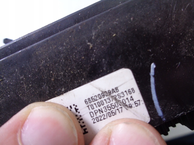 SKRZYNKA BEZPIECZNIKÓW JEEP WRANGLER JL 2017- Waga produktu z opakowaniem jednostkowym 2 kg