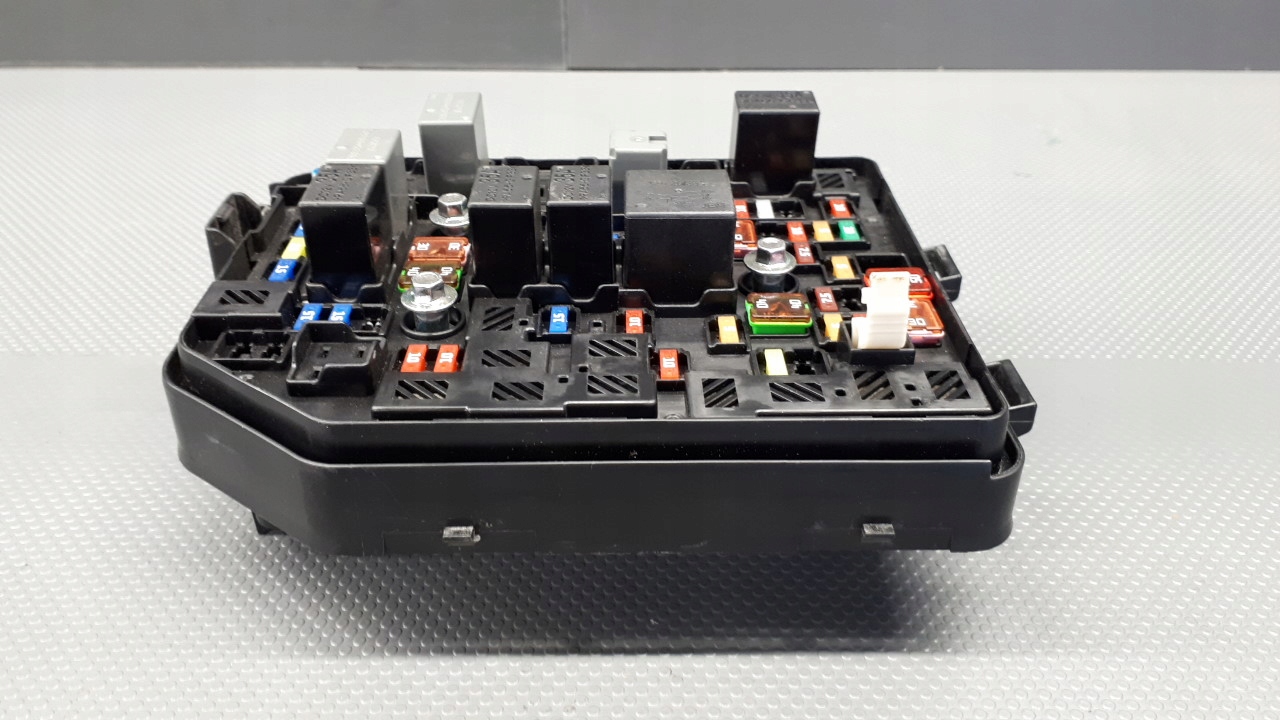 94524353 skrzynka bezpieczników Opel Karl 1.0B 15r Numery katalogowe zamienników 38244463