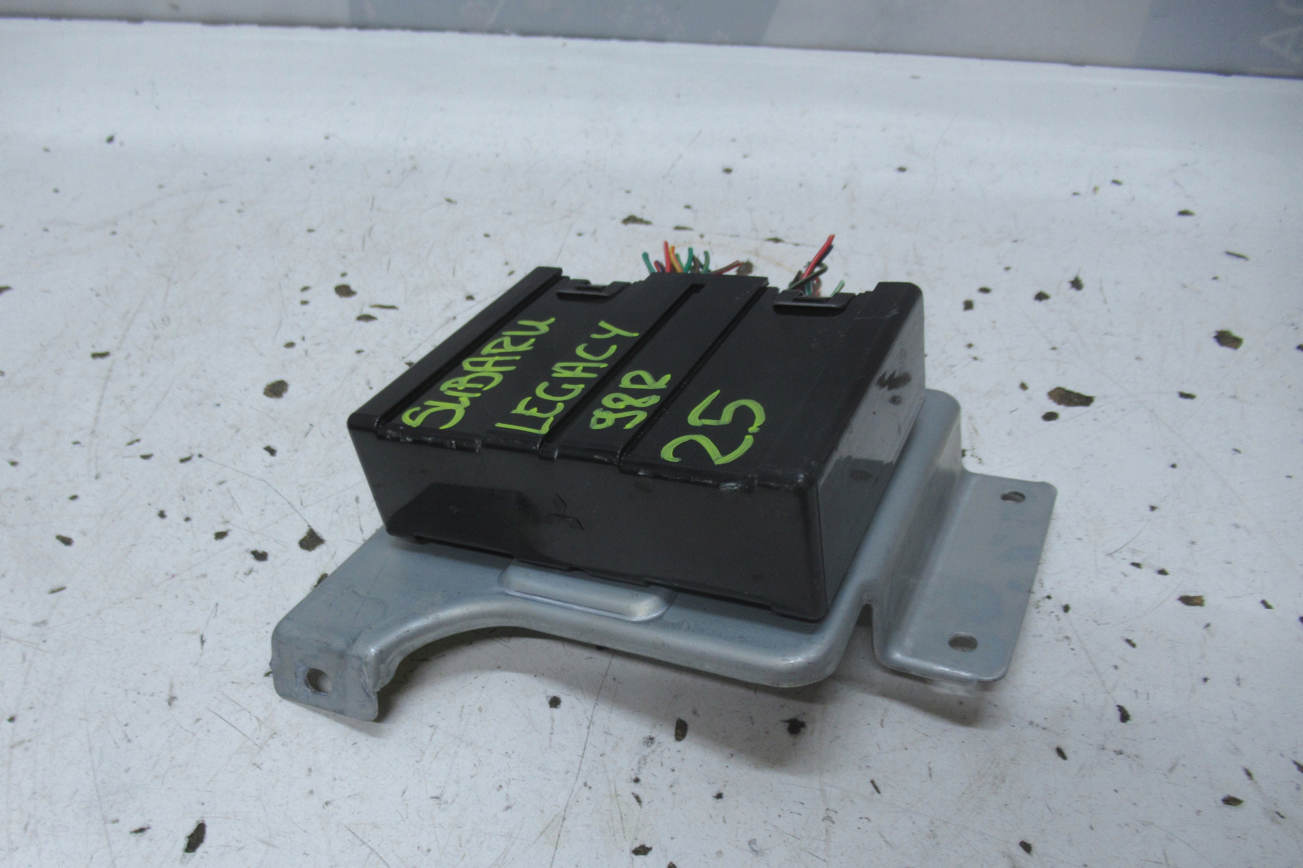 SUBARU LEGACY 98R 2.5B module control unit X4T60473